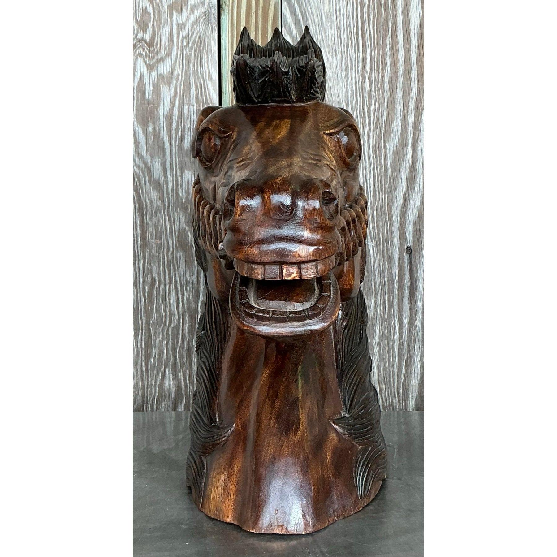 Añade un toque de artesanía a tu espacio con este llamativo busto de madera tallada a mano con cabeza de caballo. Esta pieza irradia encanto y carácter rústicos, con finos detalles, desde la melena suelta hasta el intrincado diseño de la brida. El