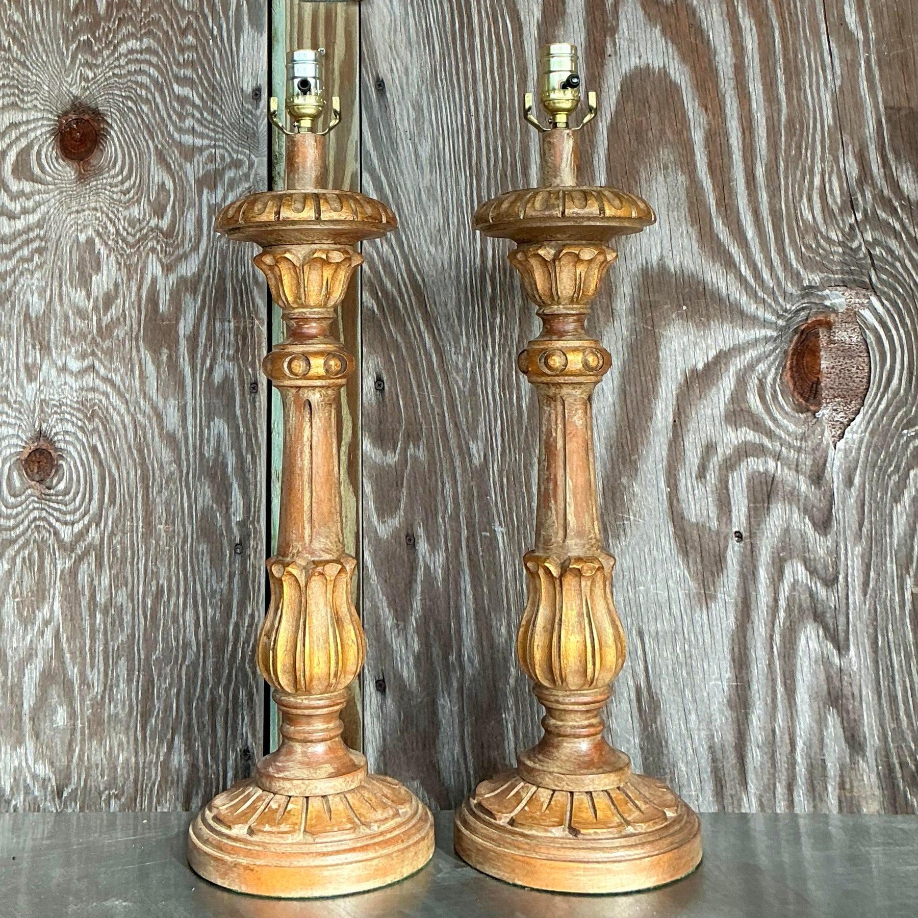 Aggiungi un tocco di eleganza bohémien senza tempo al tuo spazio con queste lampade vintage boho in legno intagliato. Caratterizzate da basi in legno intricatamente intagliate, ispirate ai tradizionali candelabri, queste lampade trasudano