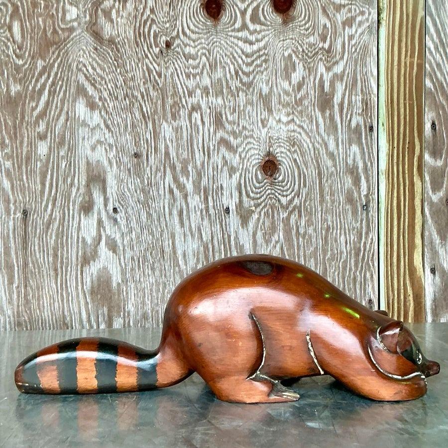 Aggiungi charme e carattere al tuo spazio con questo bellissimo procione vintage in legno intagliato in stile boho. Questo pezzo decorativo intagliato a mano presenta dettagli intricati, una finitura lucida e una ricca tonalità di legno che mette in