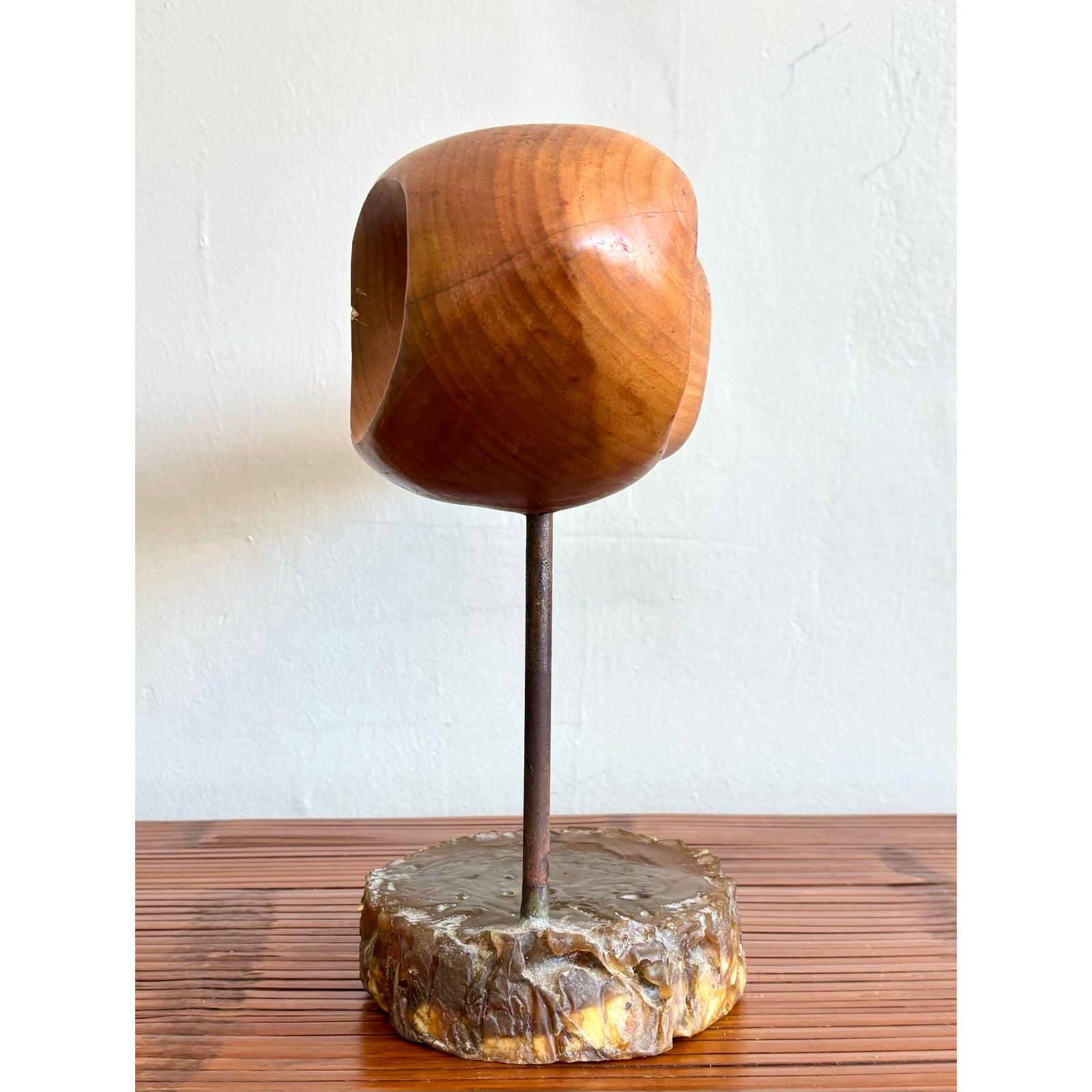 Questa scultura astratta in legno di James Coutant, datata 2002, è un esempio sorprendente di minimalismo organico. Ricavata da un unico pezzo di legno dai toni caldi, la sua forma liscia e ondulata ricorda una creatura fluida o un arto astratto,