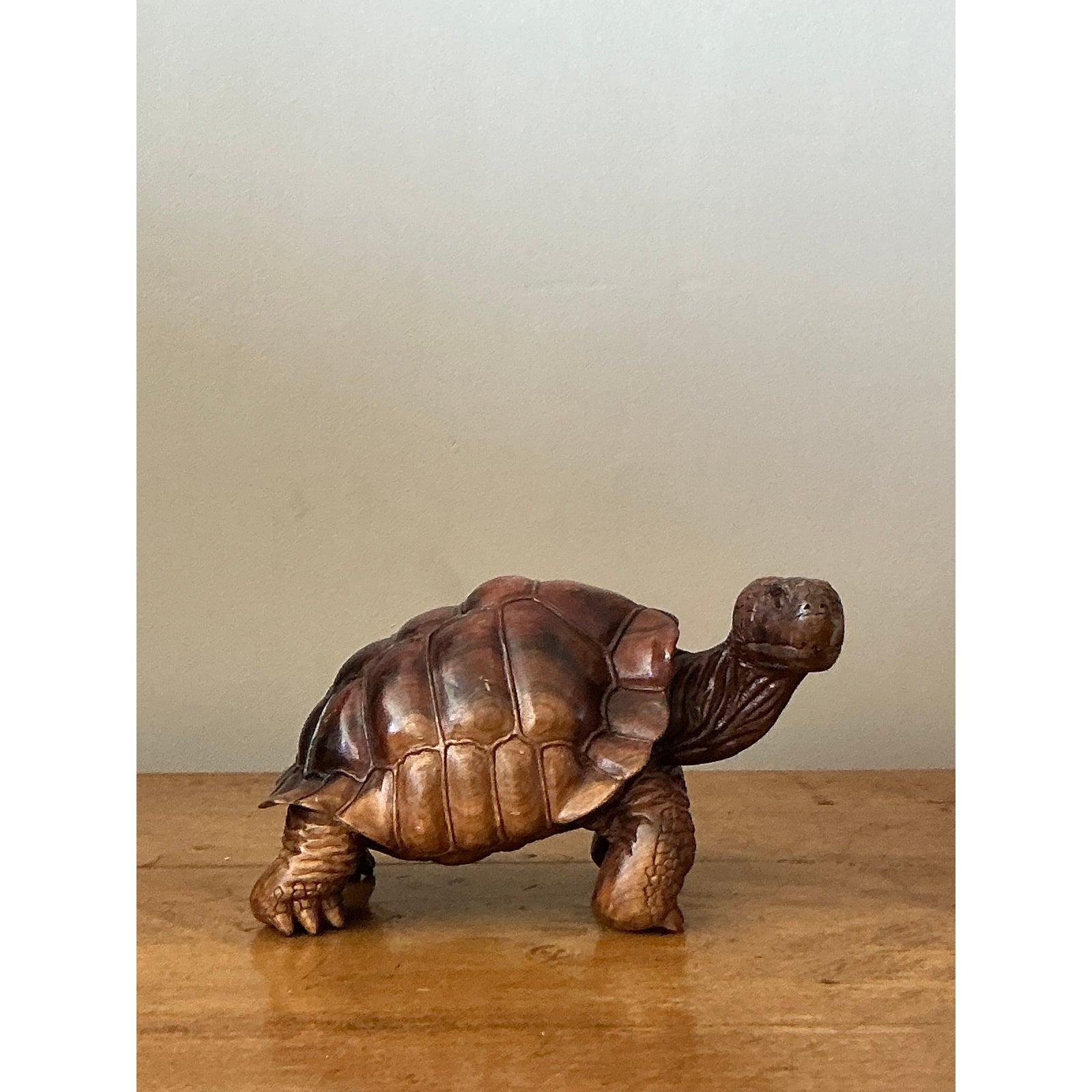 Ricca di carattere naturale e fascino artigianale, questa scultura di tartaruga vintage è uno splendido esempio di intaglio del legno. Realizzato con incredibili dettagli realistici, il pezzo cattura lo spirito saggio della tartaruga, dalla sua