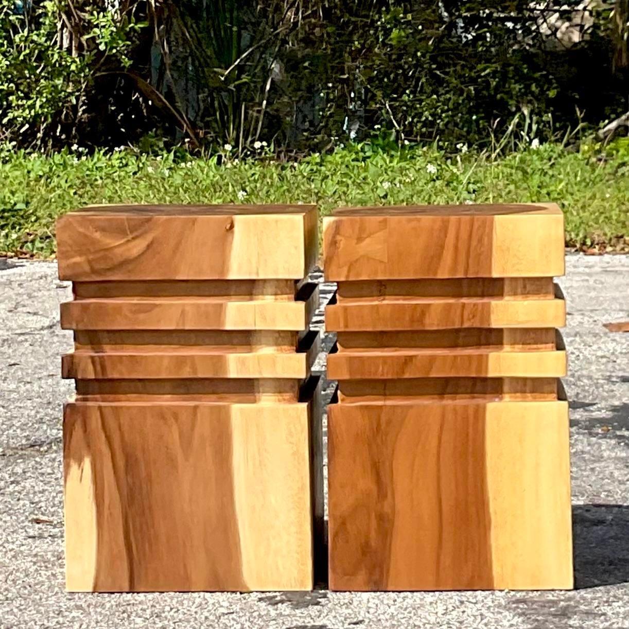 Une paire frappante de tabourets bas boho vintage. Un ensemble chic sculpté à la main avec des détails de grain de bois étonnants. Parfaites comme tables d'appoint, caissons ou sièges supplémentaires. C'est vous qui décidez ! Acquis d'une propriété