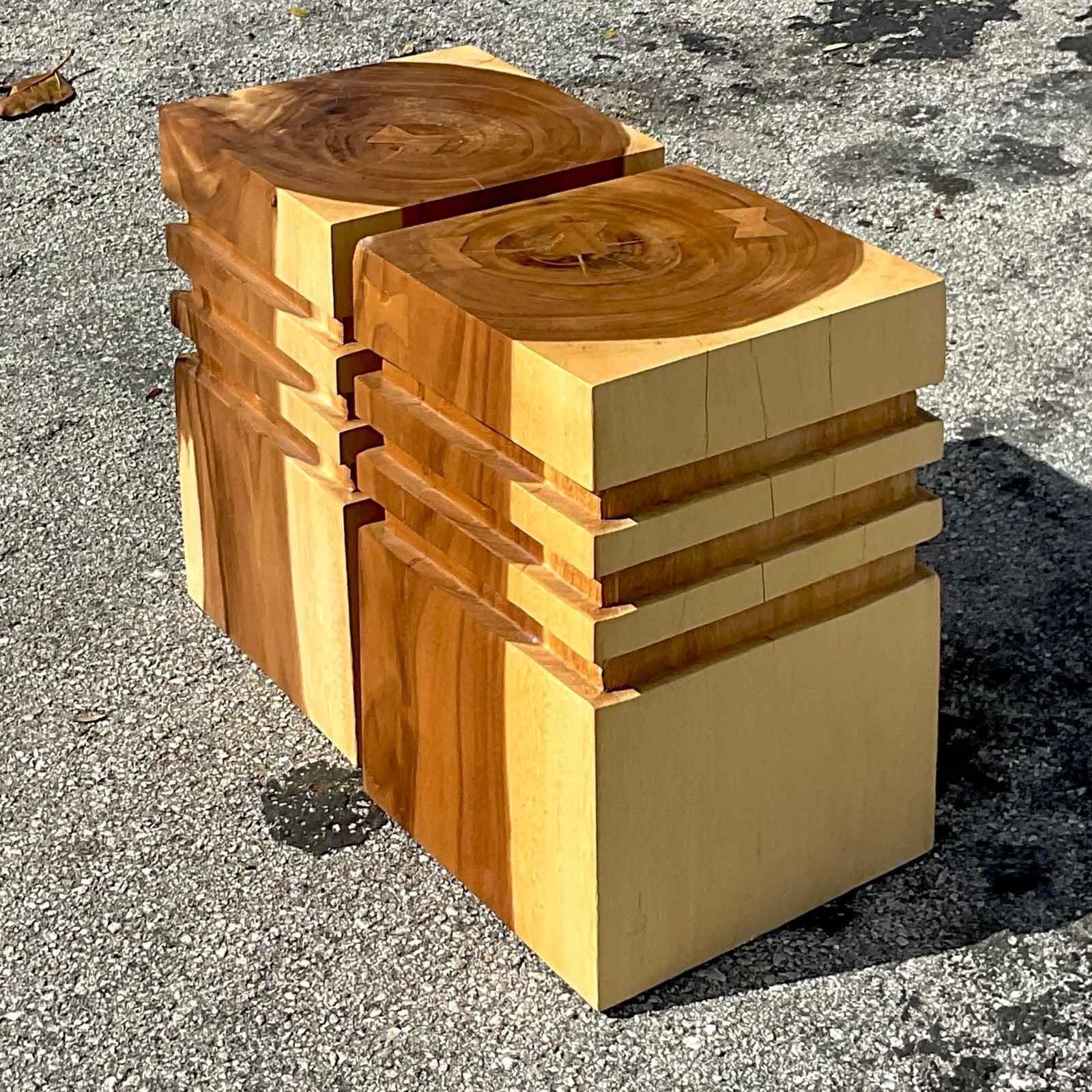 Tabourets bas vintage en bois sculpté Boho - une paire Bon état - En vente à West Palm Beach, FL