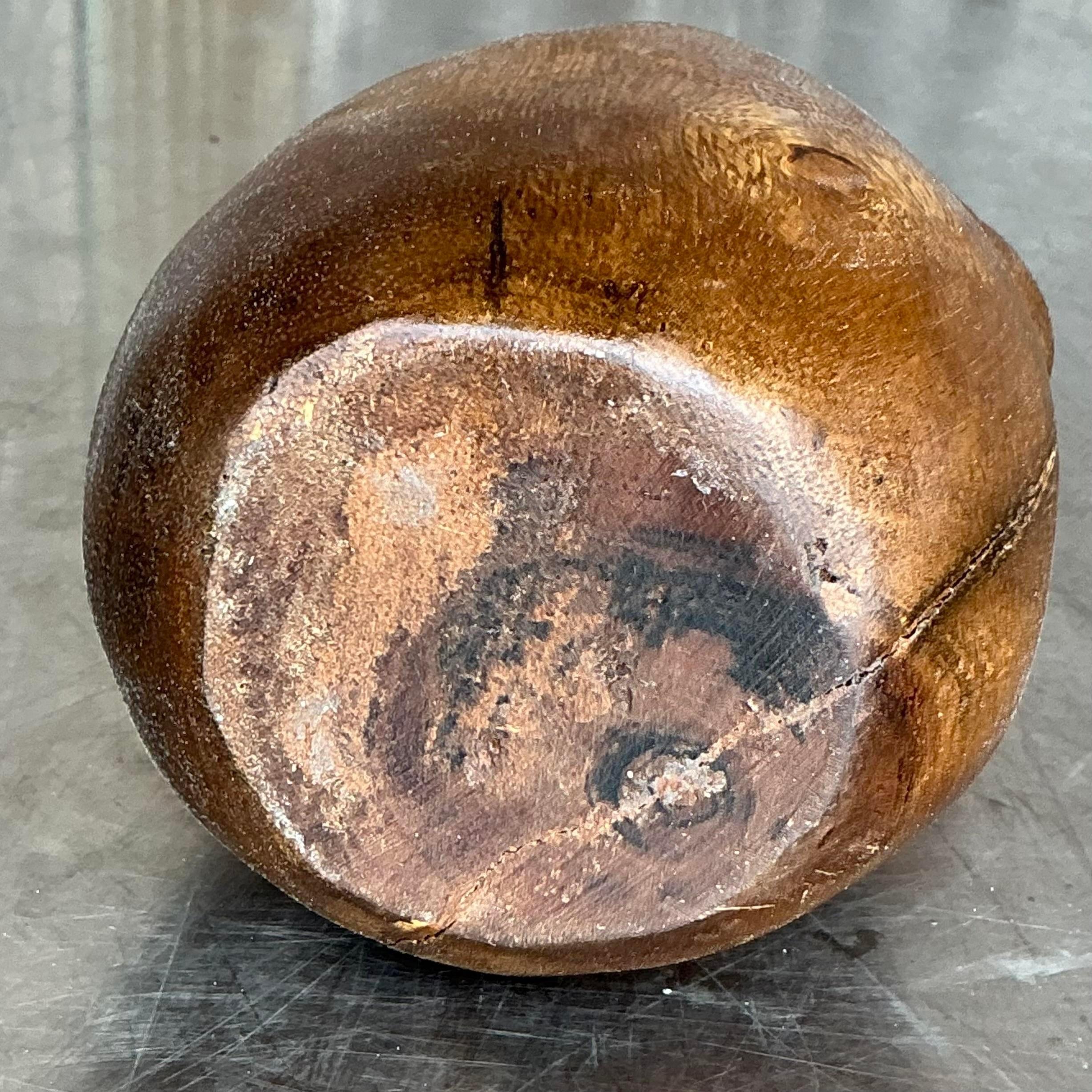 Apportez une touche de charme rustique à votre décor avec cette adorable chouette vintage boho en bois sculpté. Mesurant 4,5