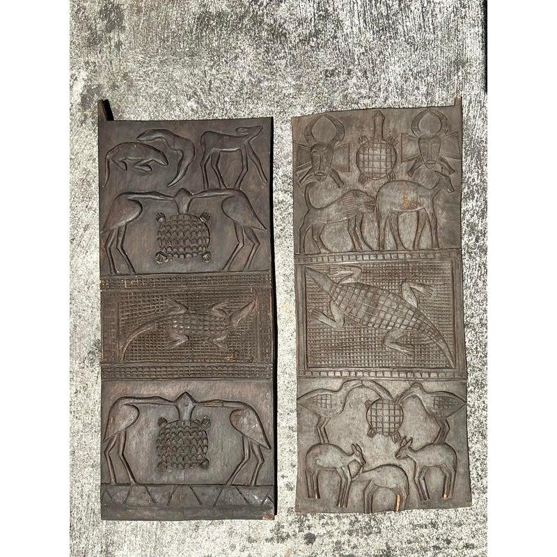 Imprégnez votre espace des riches récits de l'art mondial et de la texture naturelle avec cette paire captivante de panneaux Vintage Boho en bois sculpté. Chaque panneau est un chef-d'œuvre unique, méticuleusement sculpté à la main avec des motifs