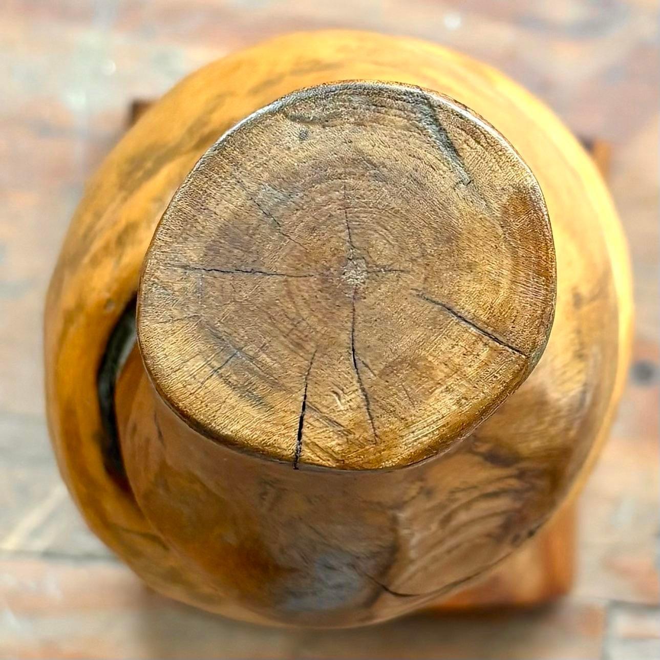 Questa scultura in legno intagliata a mano evoca una forma organica e tortuosa, come un paio di arti che si muovono a spirale verso l'alto. Lisce e levigate, le calde venature del legno rivelano sottili ondulazioni e irregolarità che fanno sentire