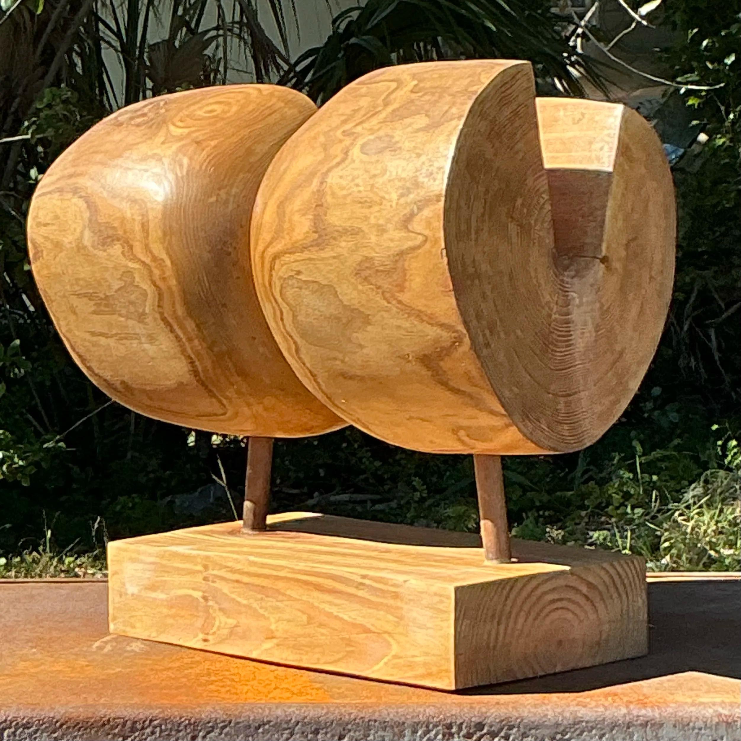 Scultura astratta boho vintage scolpita in legno pregiato, caratterizzata da linee organiche e da un design artistico e libero. Questo pezzo artigianale incarna la bellezza naturale e l'espressione creativa, rendendolo un accento sorprendente per