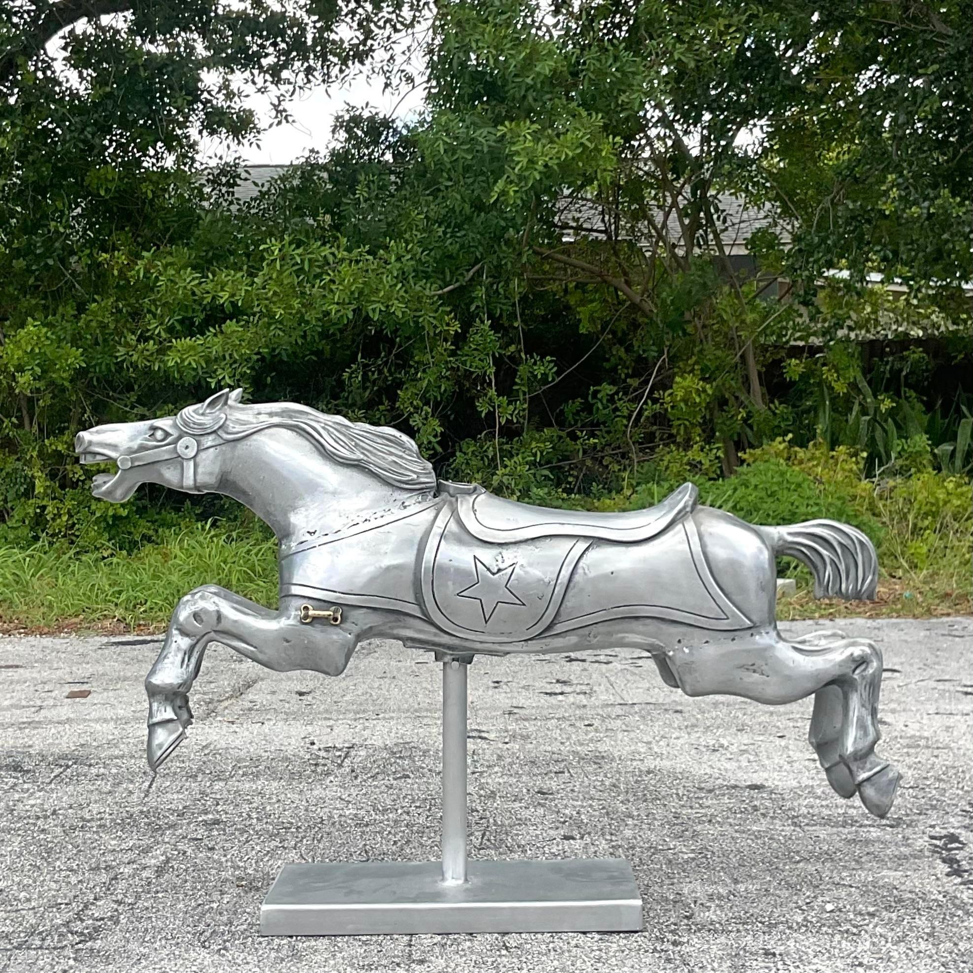 Évoquez la nostalgie de la fête foraine avec ce cheval de carrousel Vintage By By en fonte d'aluminium. Fabriquée avec des détails méticuleux en Amérique, cette pièce incarne le charme intemporel de l'art du carrousel, ajoutant une touche