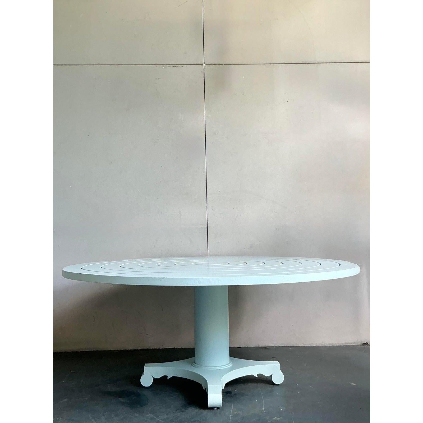 Cette table de salle à manger en fonte d'aluminium, d'une taille exceptionnelle, est un véritable atout. D'un blanc éclatant et polyvalent, cette pièce incarne l'esthétique intemporelle Hollywood Regency grâce à sa présence imposante et à sa forme