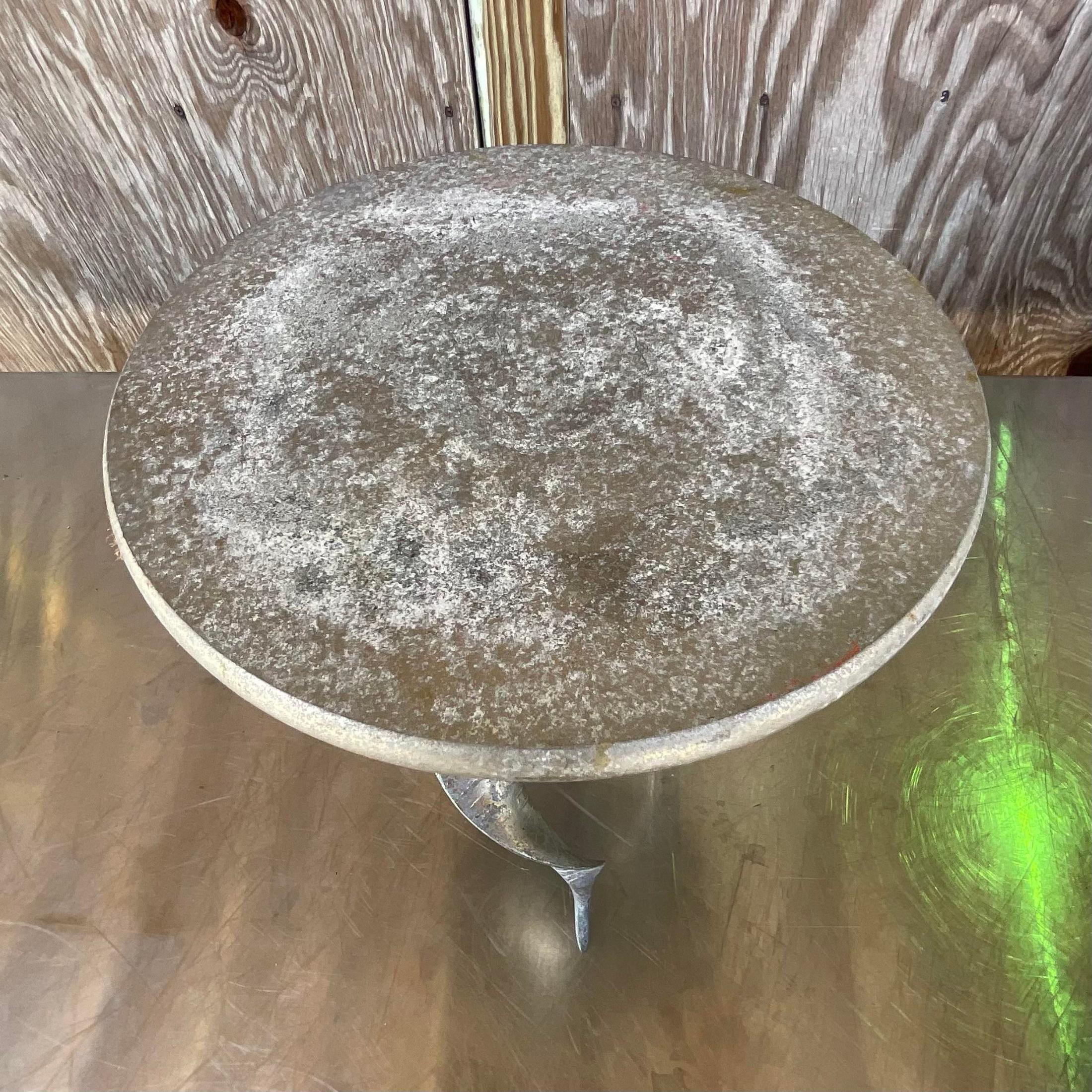 17ème siècle Table à boissons vintage Boho en fonte d'aluminium avec corne torsadée en vente