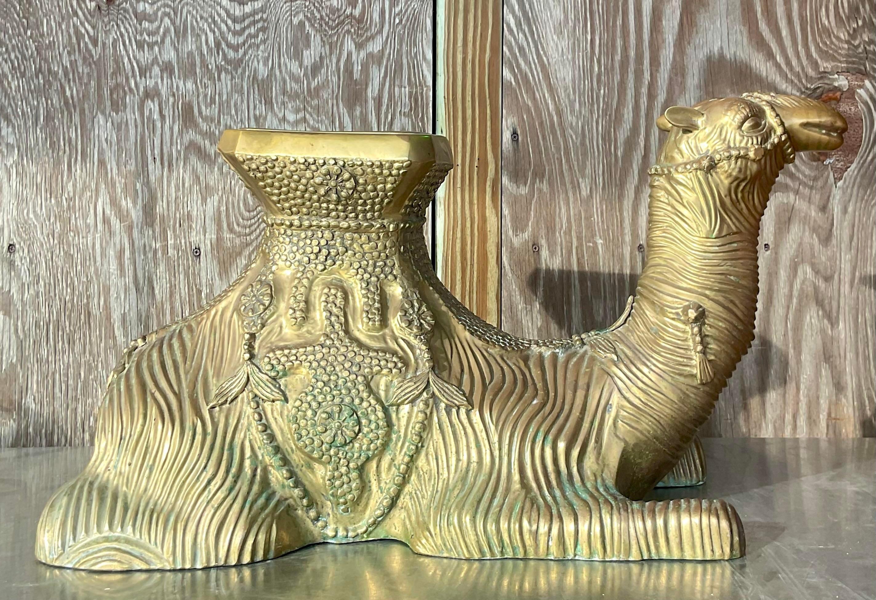 Un fabuleux tabouret bas vintage Boho. Un camel chic dans un design en laiton moulé. Une étonnante patine du temps. Parfait en l'état ou à polir pour le faire briller. Acquis d'une propriété de Palm Beach.