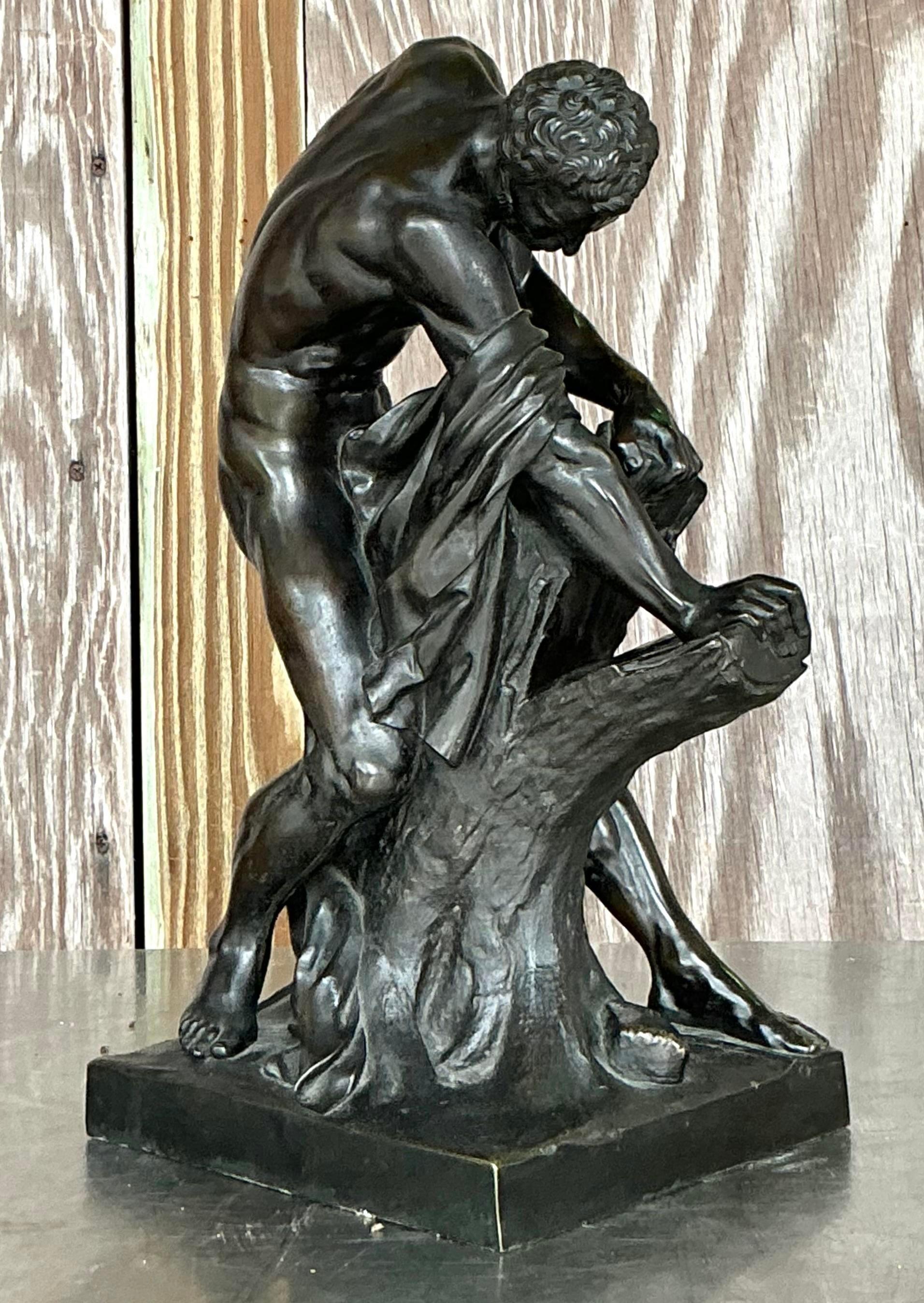 Introduce un toque de elegancia bohemia en tu espacio con esta Escultura Vintage de Bronce Fundido de Milo de Croton. Esta exquisita pieza captura la belleza intemporal y la fuerza del antiguo atleta griego, meticulosamente elaborada en bronce con