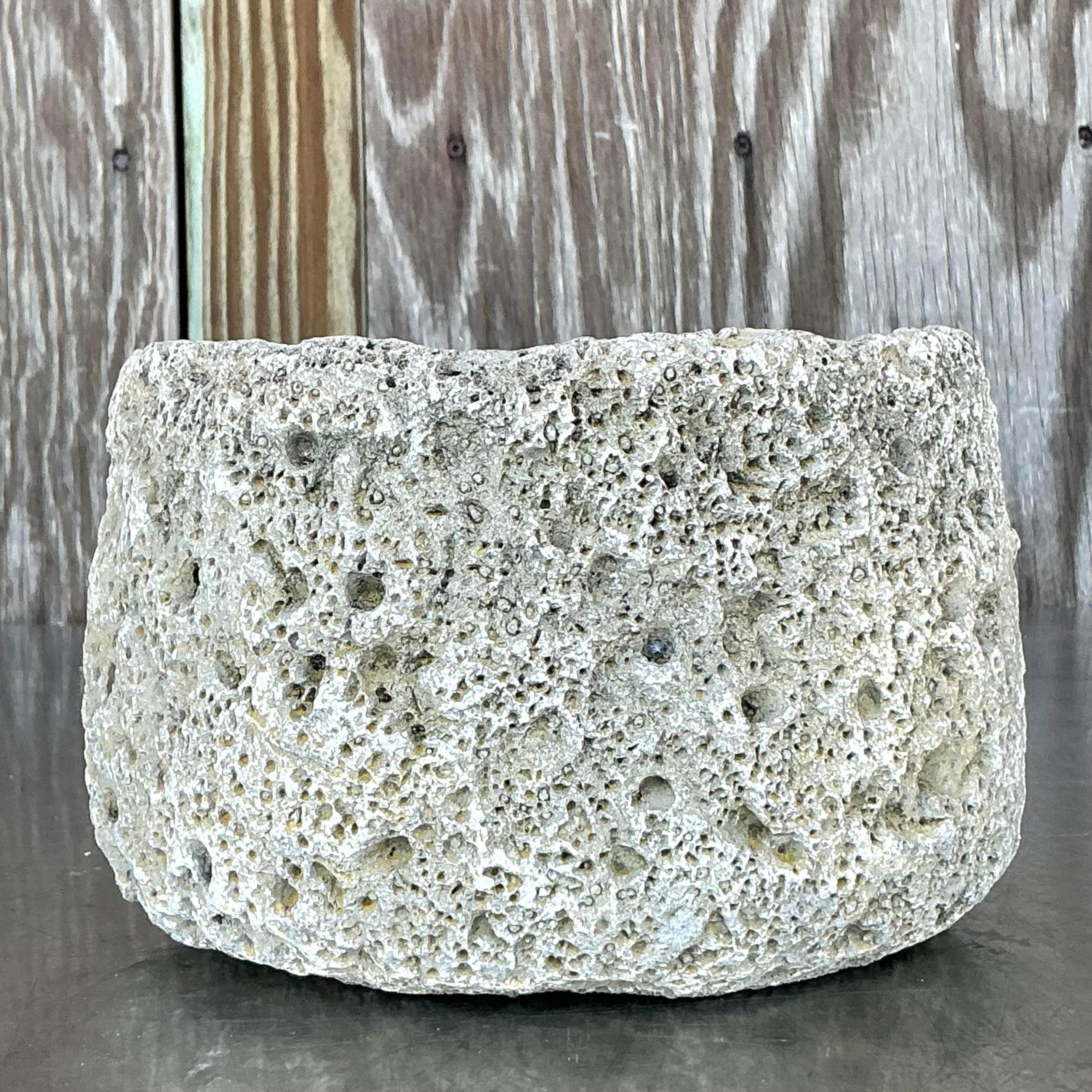 Introduce un toque orgánico en tu decoración con esta jardinera vintage boho de cemento fundido en forma de cráter. Con un diseño único y texturizado que recuerda a las formaciones naturales, esta maceta es perfecta para exhibir tus plantas o
