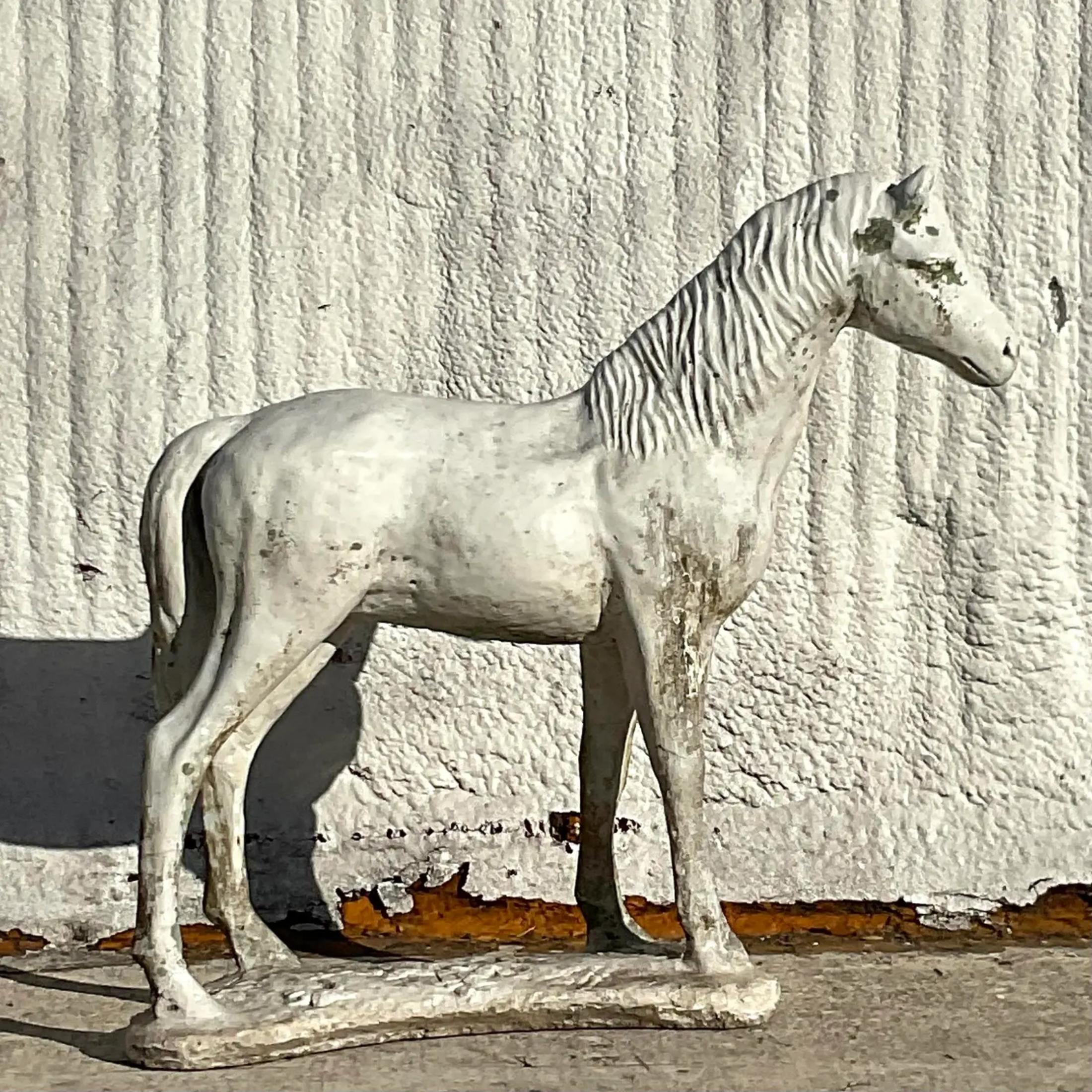 Vintage Boho-Pferdstatue aus Zementguss im Angebot 1