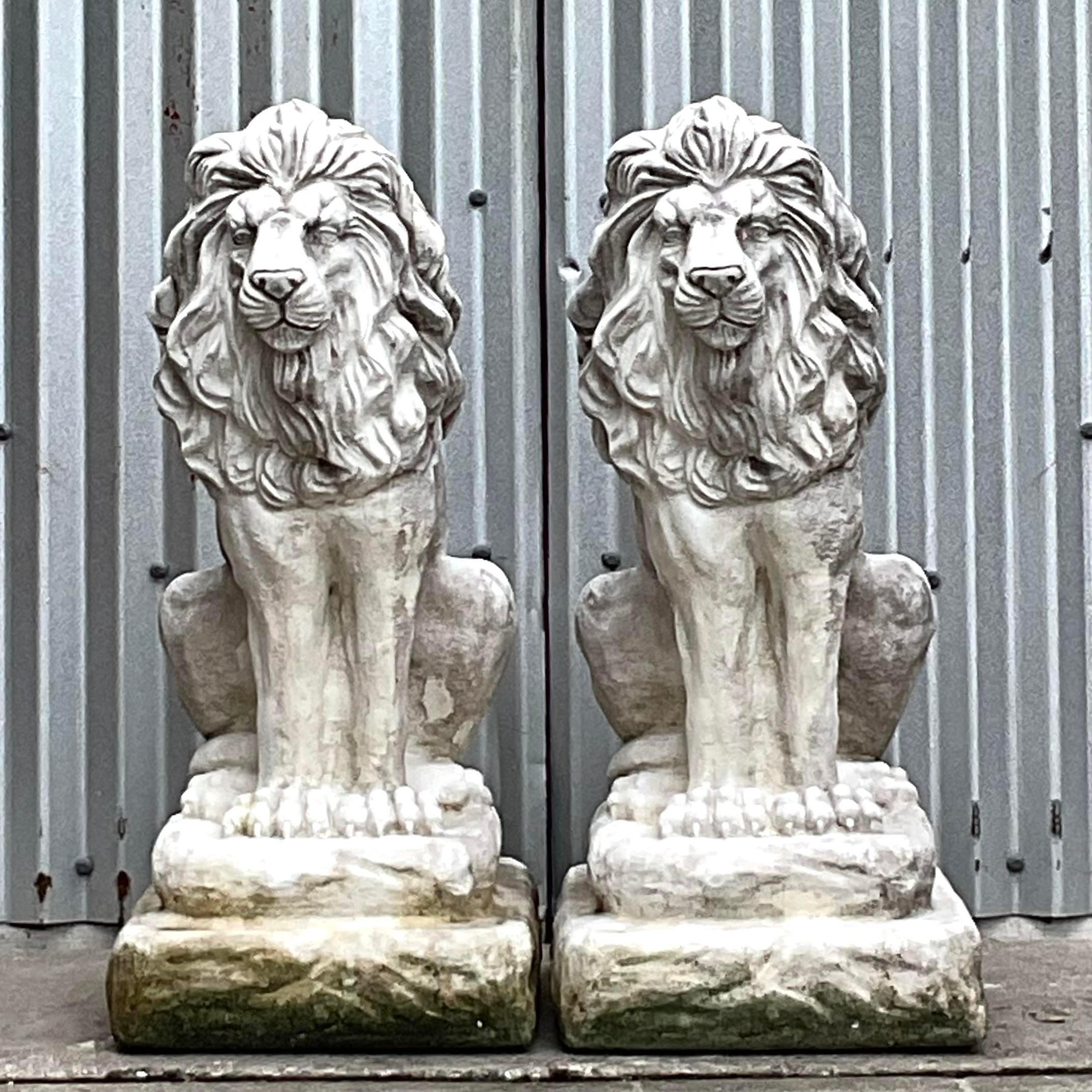 Statues de lion en ciment coulé - une paire en vente 3
