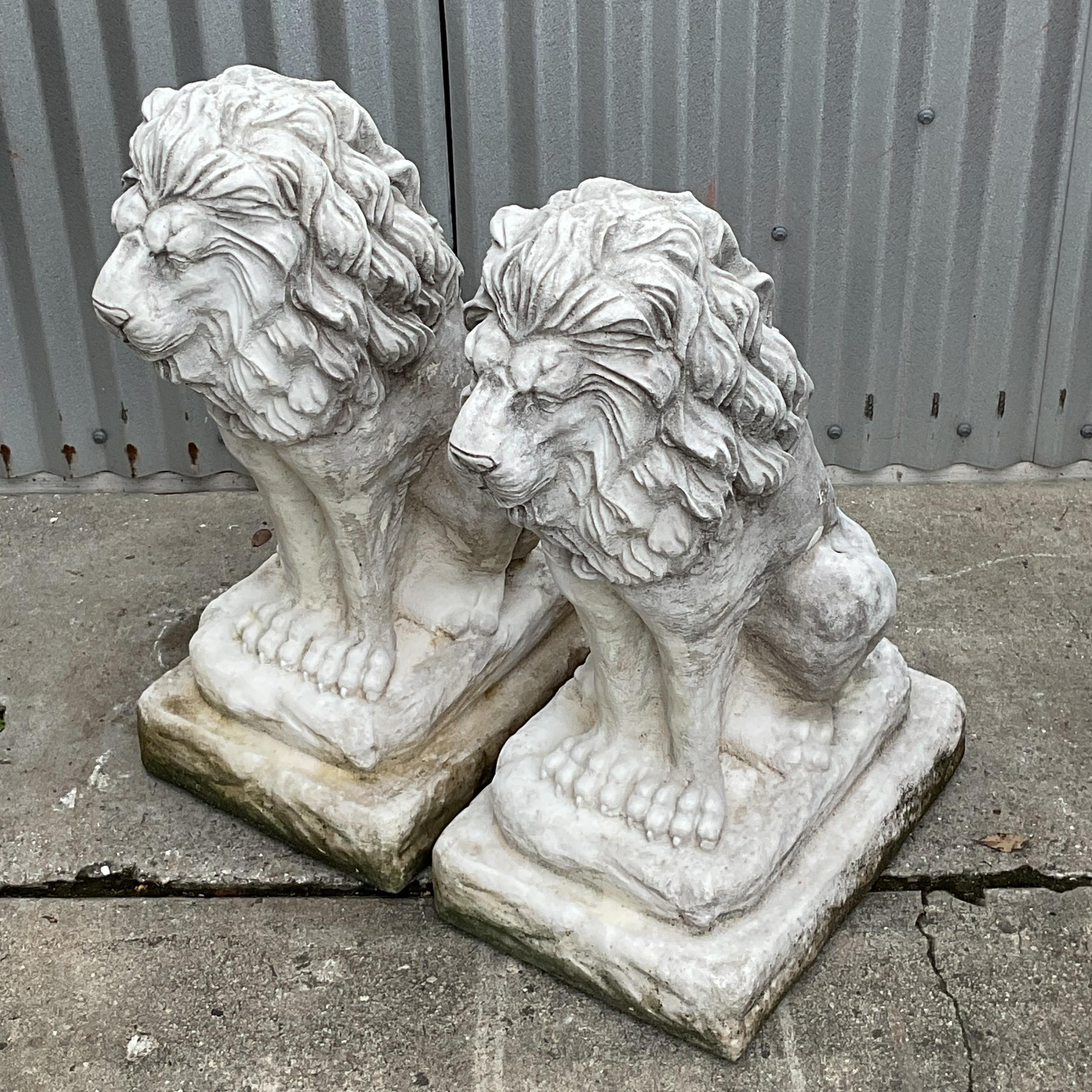 Ajoutez une touche majestueuse et royale à votre espace extérieur ou à votre entrée avec cette paire frappante de statues de lion vintage Boho en ciment moulé. Chaque lion est méticuleusement fabriqué, présentant des détails complexes qui capturent