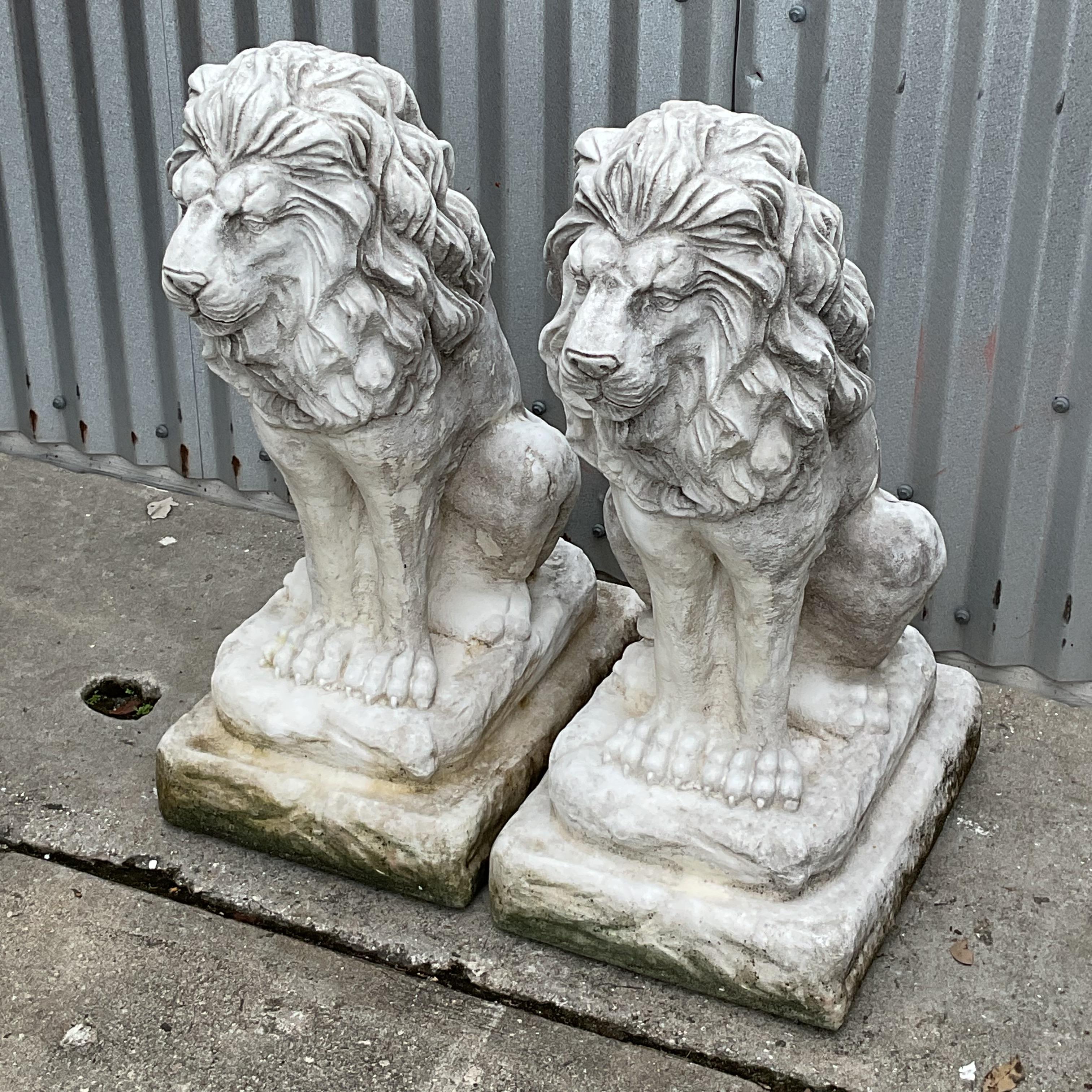 Mid-Century Modern Statues de lion en ciment coulé - une paire en vente