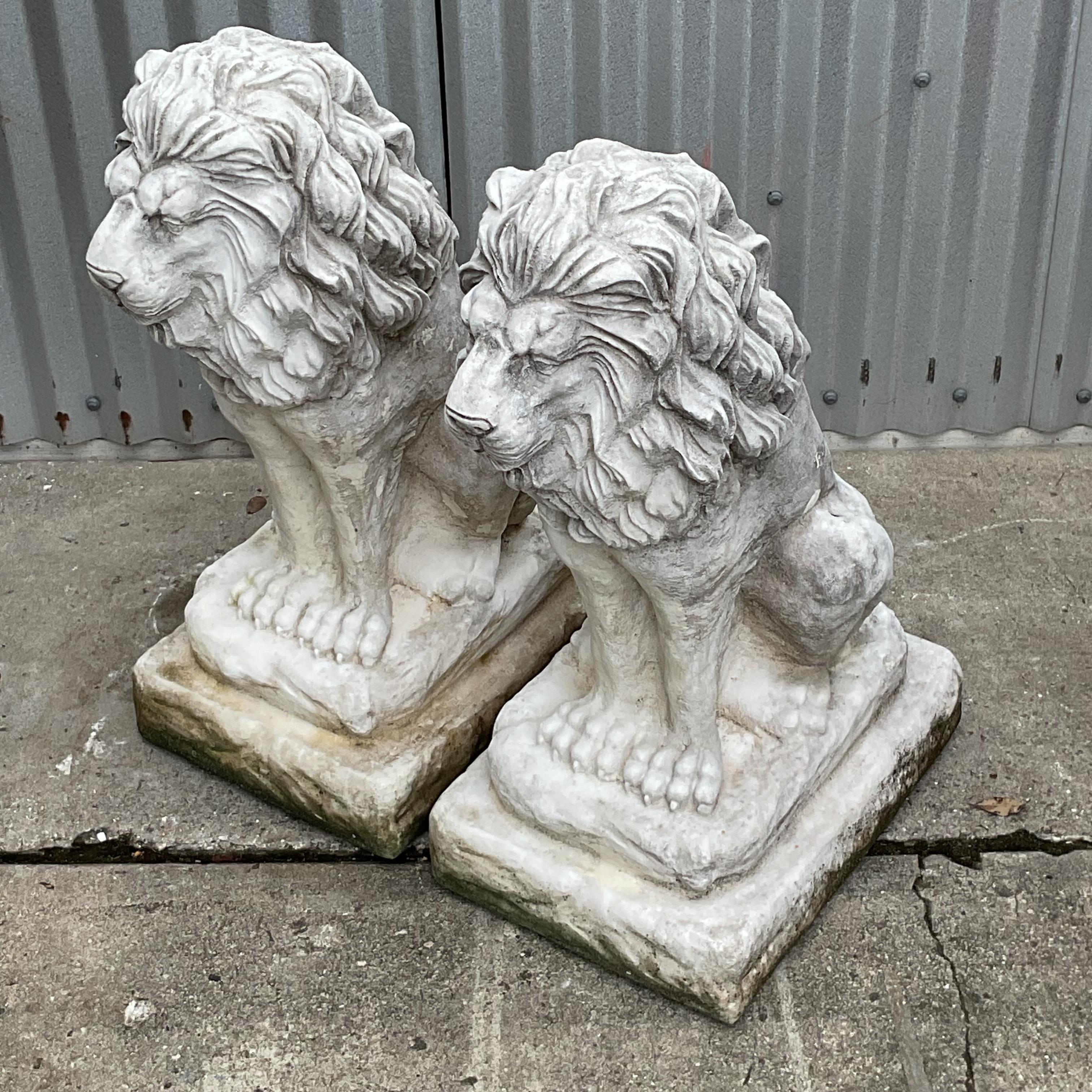 Américain Statues de lion en ciment coulé - une paire en vente