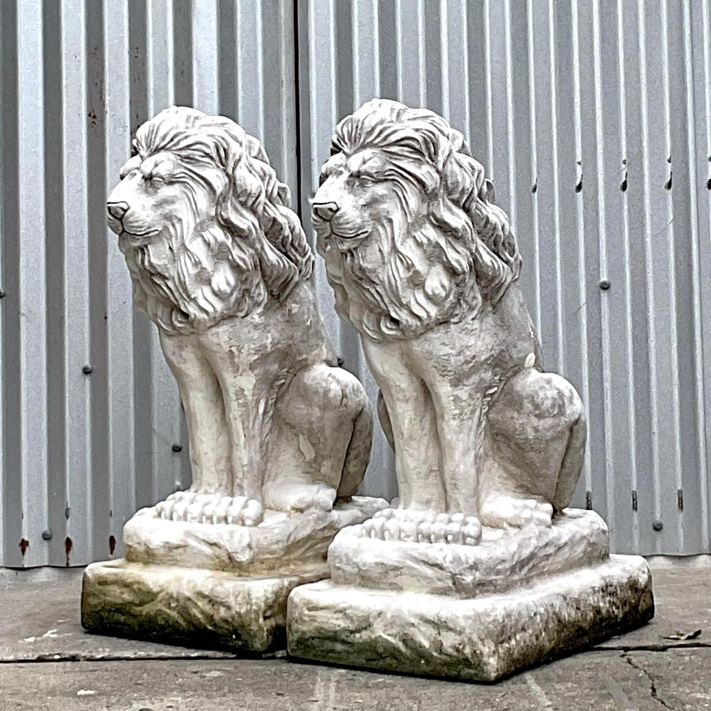 Statues de lion en ciment coulé - une paire Bon état - En vente à west palm beach, FL