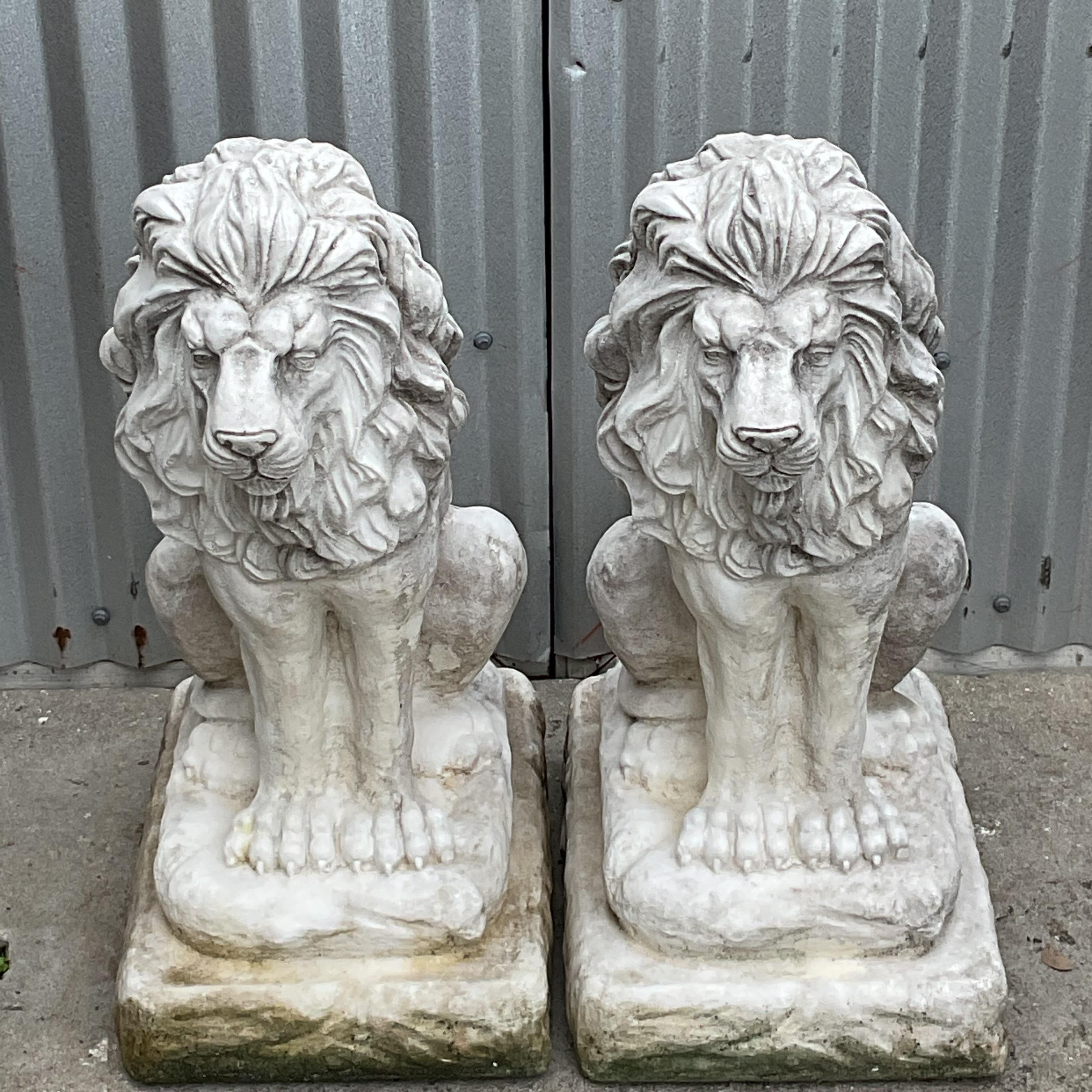 Statues de lion en ciment coulé - une paire en vente 1