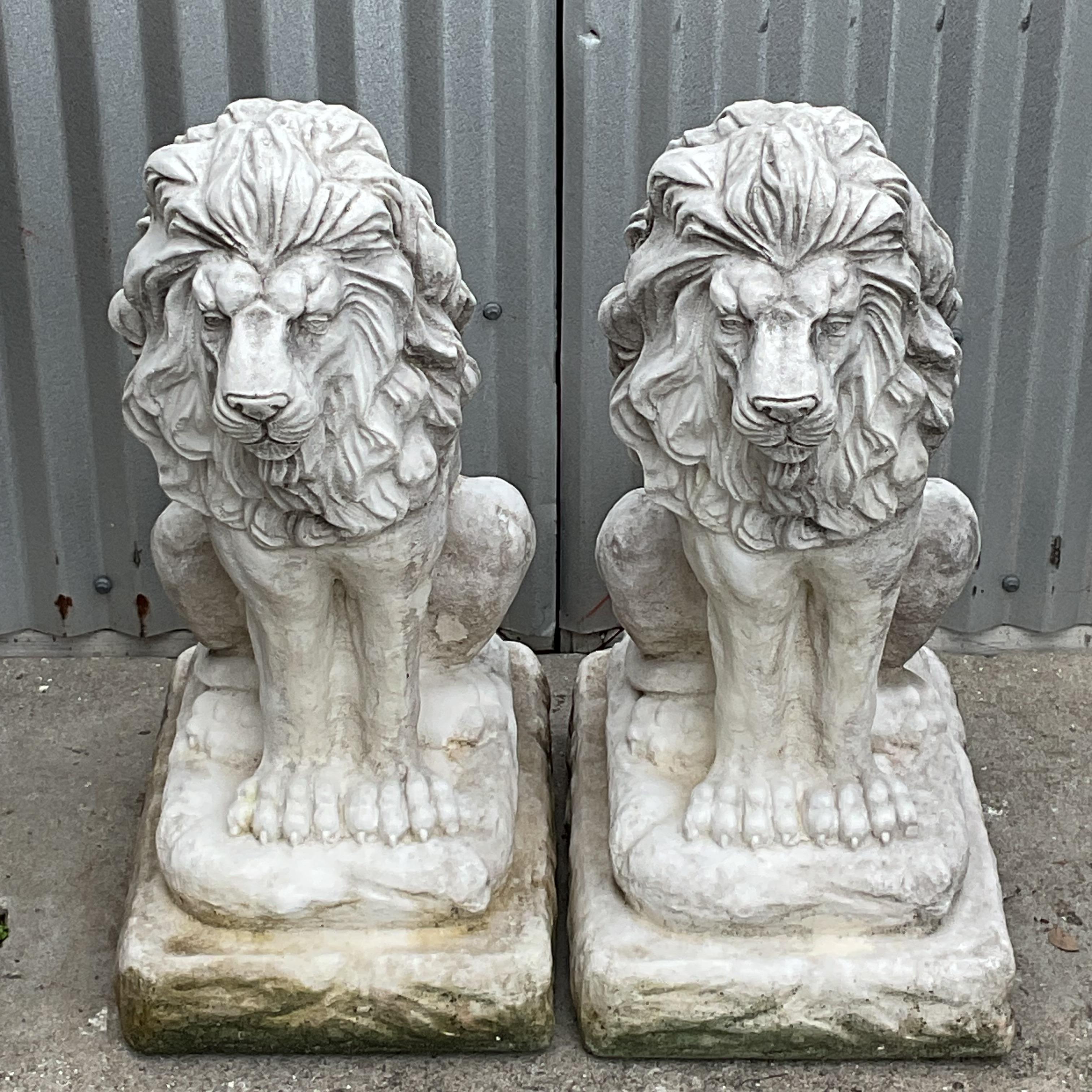 Statues de lion en ciment coulé - une paire en vente 2
