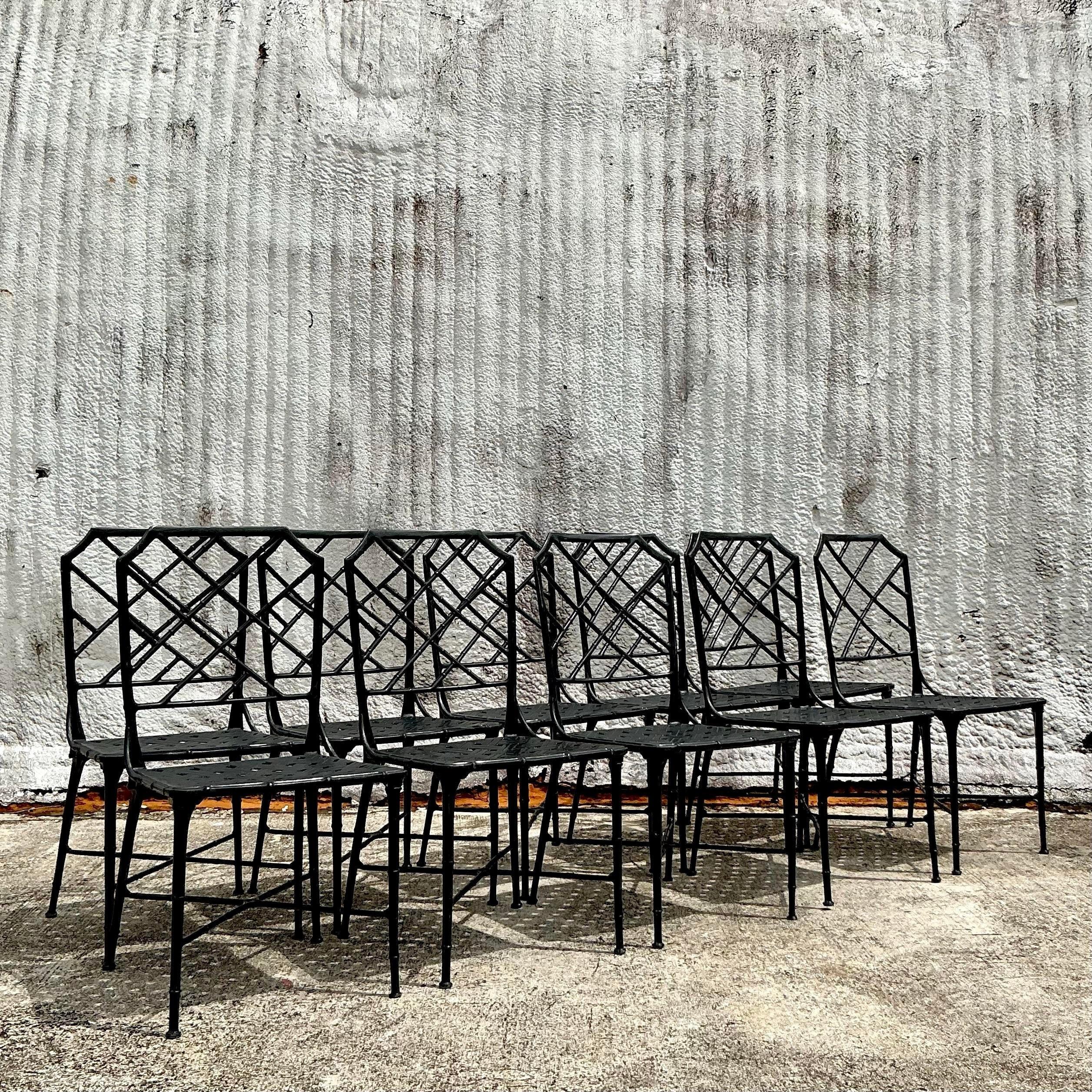 Aggiungi un tocco di eleganza senza tempo alla tua sala da pranzo con questo set di sedie da pranzo cinesi Chippendale vintage in alluminio fuso, ispirate agli iconici design di Brown Jordan. Realizzate in resistente alluminio pressofuso, queste