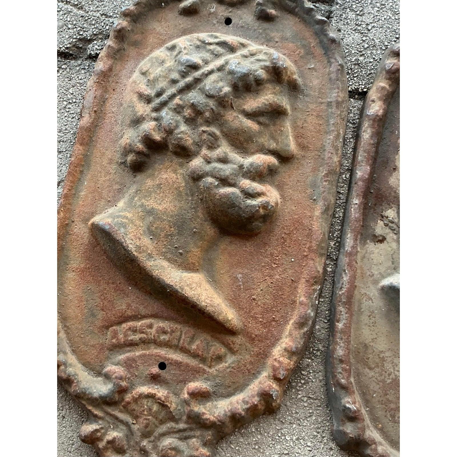 Neoclassico Placca di profilo di Asclepio in ghisa bohémien d'epoca - una coppia in vendita