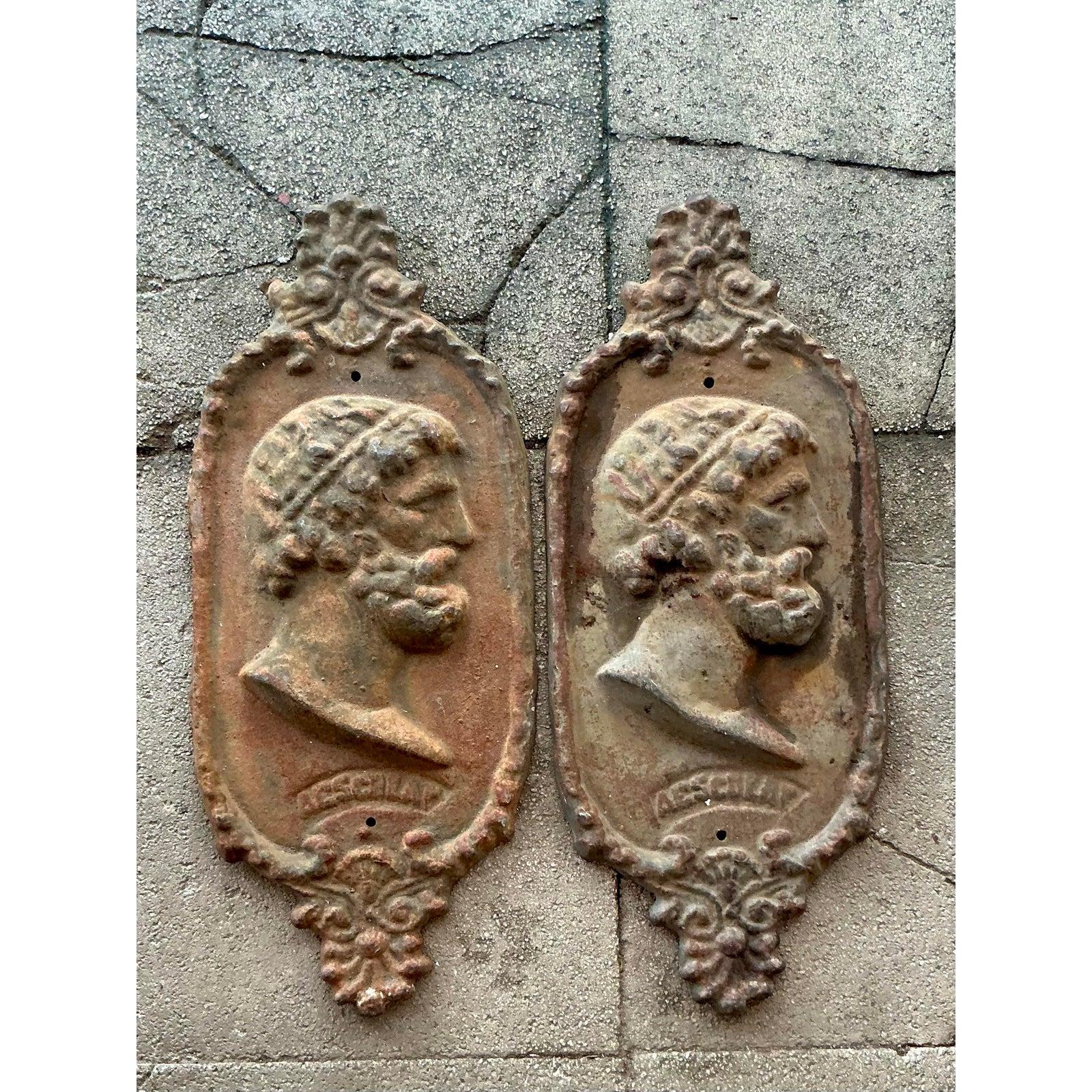 Placca di profilo di Asclepio in ghisa bohémien d'epoca - una coppia In condizioni buone in vendita a West Palm Beach, FL