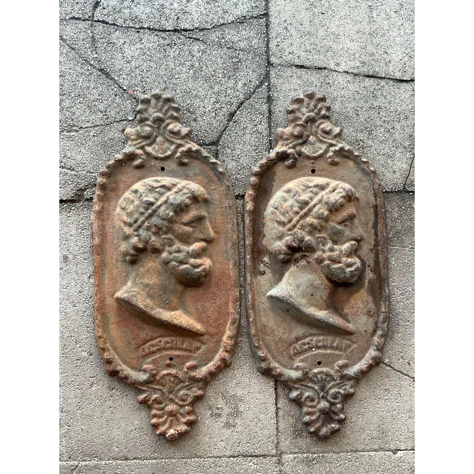XX secolo Placca di profilo di Asclepio in ghisa bohémien d'epoca - una coppia in vendita