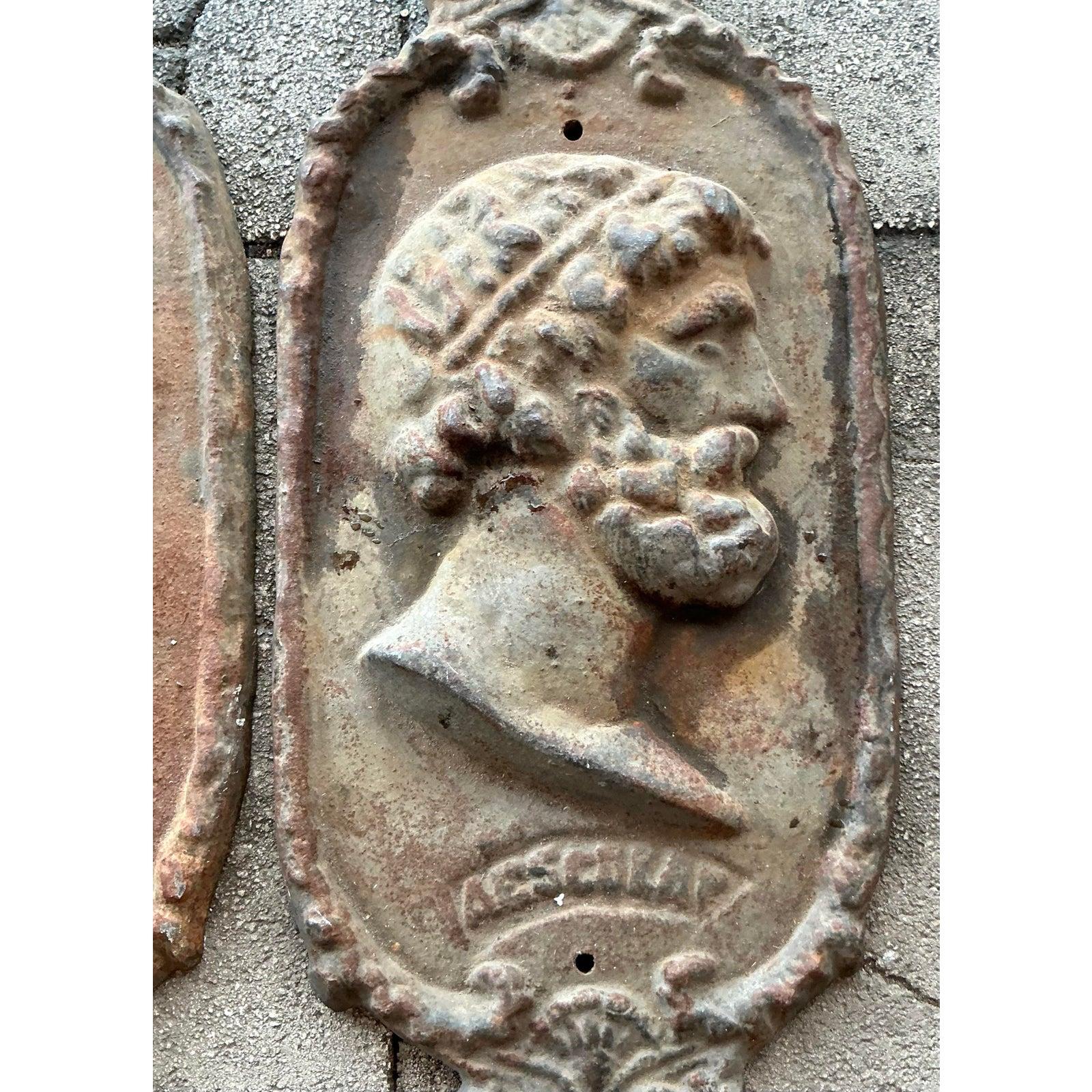 Placca di profilo di Asclepio in ghisa bohémien d'epoca - una coppia in vendita 2