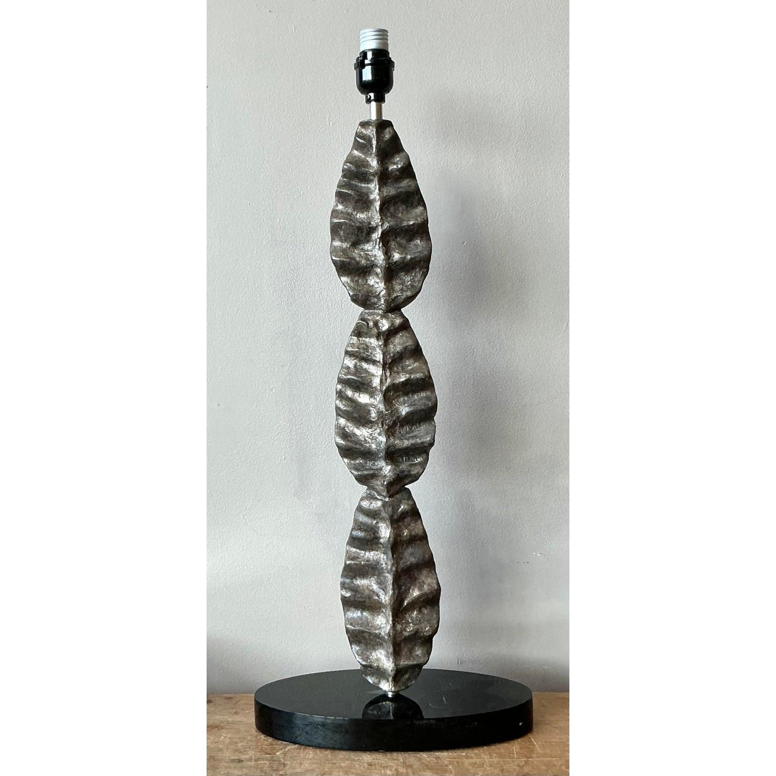 Esta lámpara de sobremesa vintage de gran textura es un sorprendente ejemplo de escultura Brutalista o Abstracta Moderna, que utiliza superficies rugosas y motivos orgánicos. El cuerpo de la lámpara se compone de tres estilizadas formas de hojas