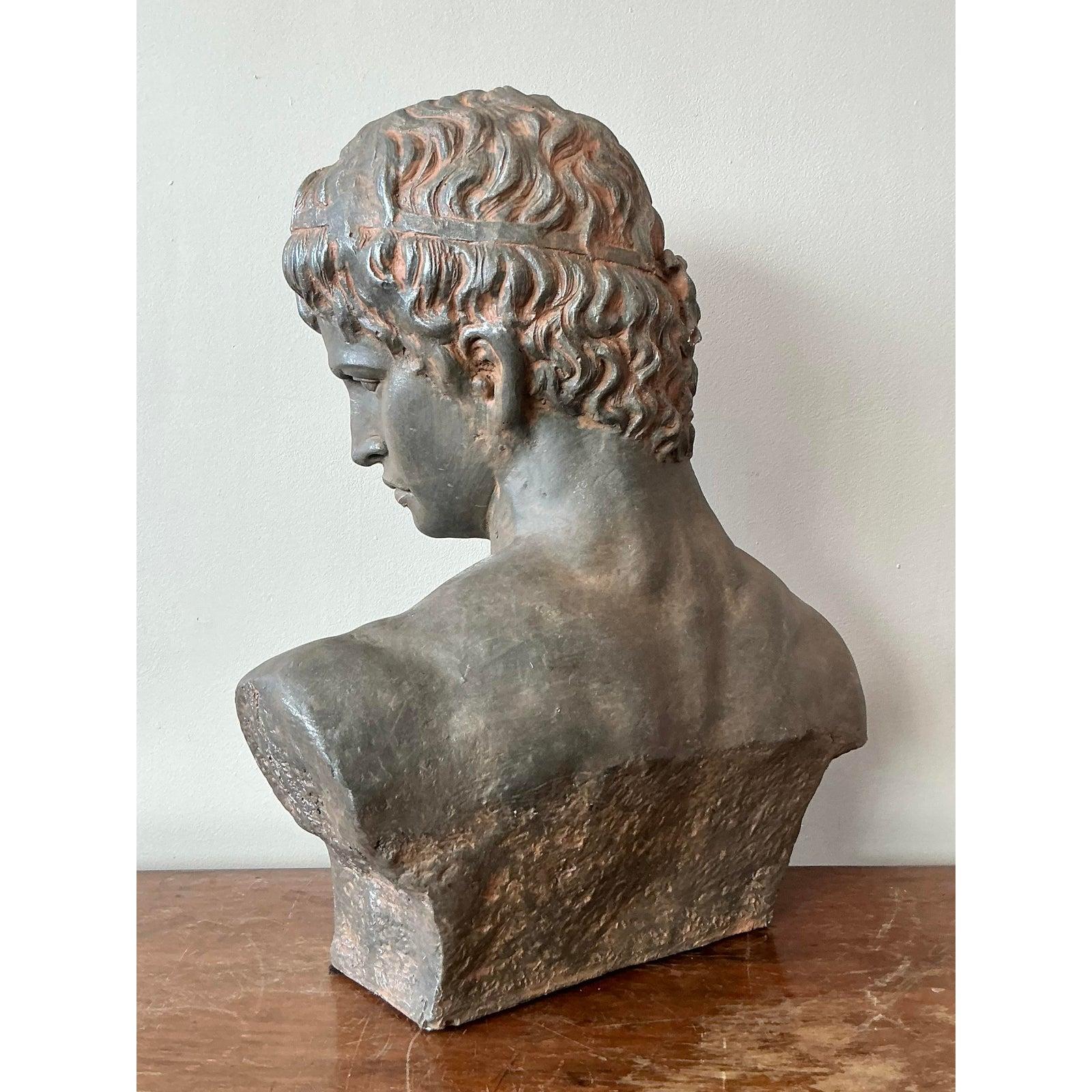Evocando la grandezza dell'antichità classica, questo busto in gesso vintage presenta un ritratto convincente di un uomo, che ricorda le antiche sculture greco-romane. Il pezzo presenta una straordinaria finitura patinata scura che contrasta