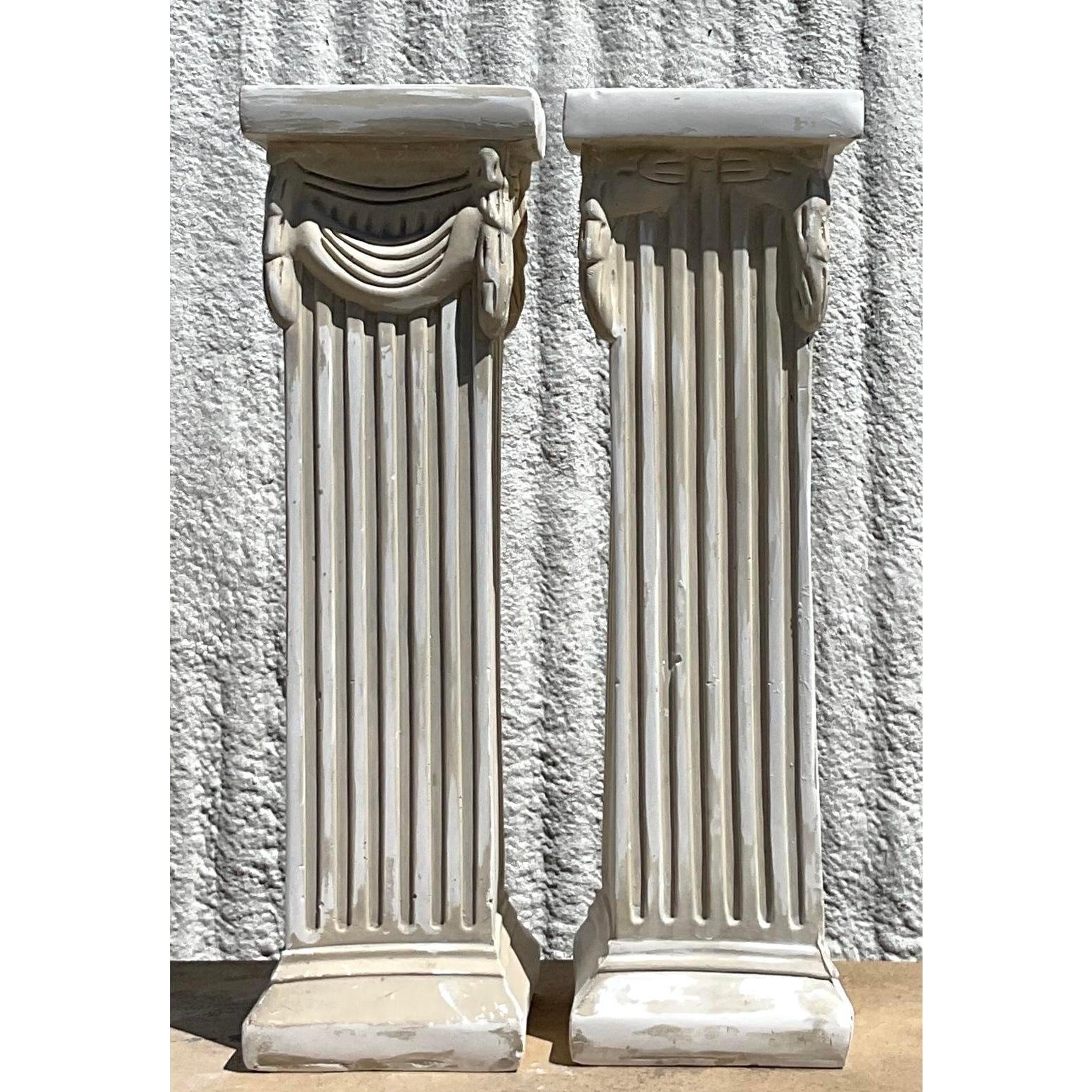 Pédestal vintage Boho en plâtre moulé sur colonne en Wood - une paire en vente 4