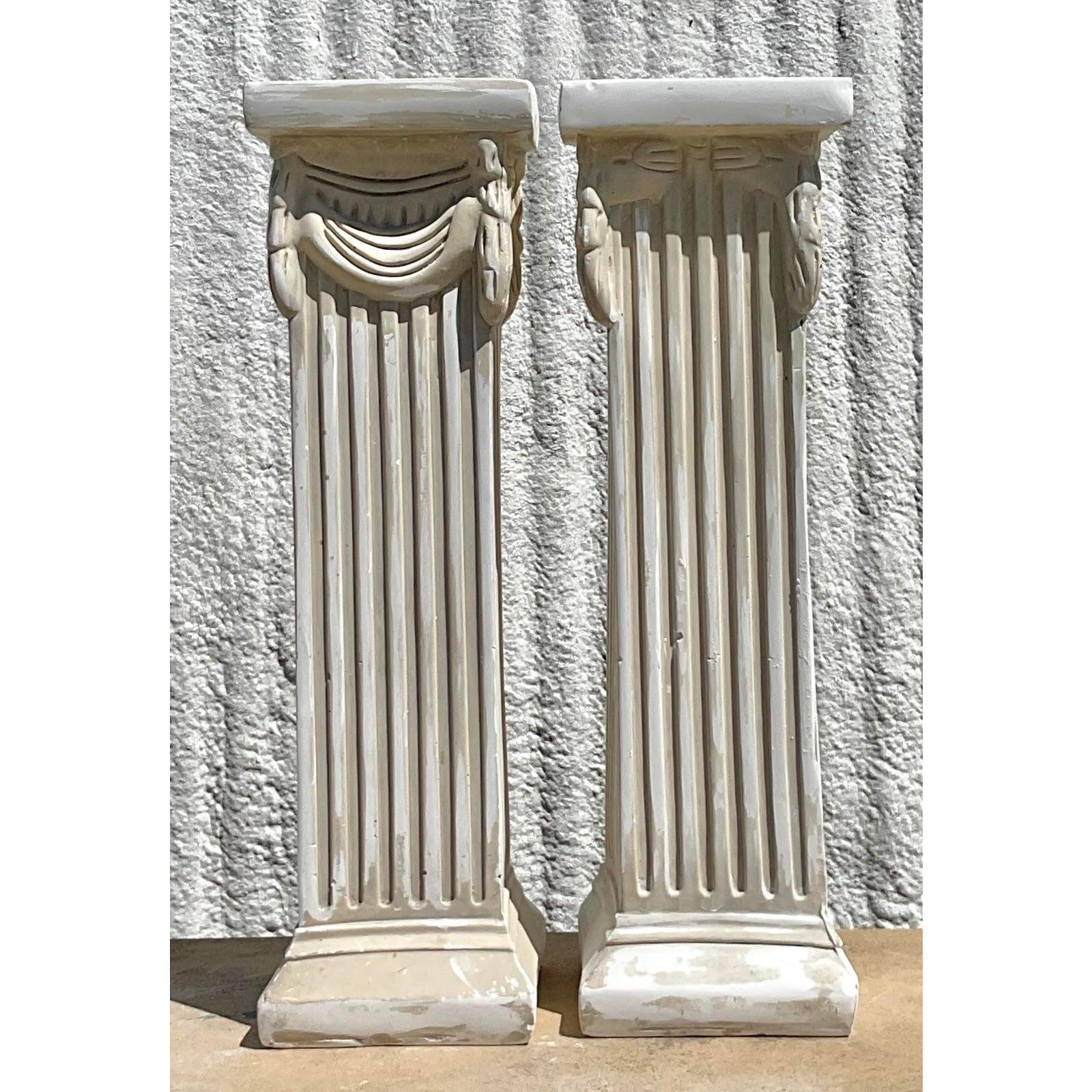 Mid-Century Modern Pédestal vintage Boho en plâtre moulé sur colonne en Wood - une paire en vente