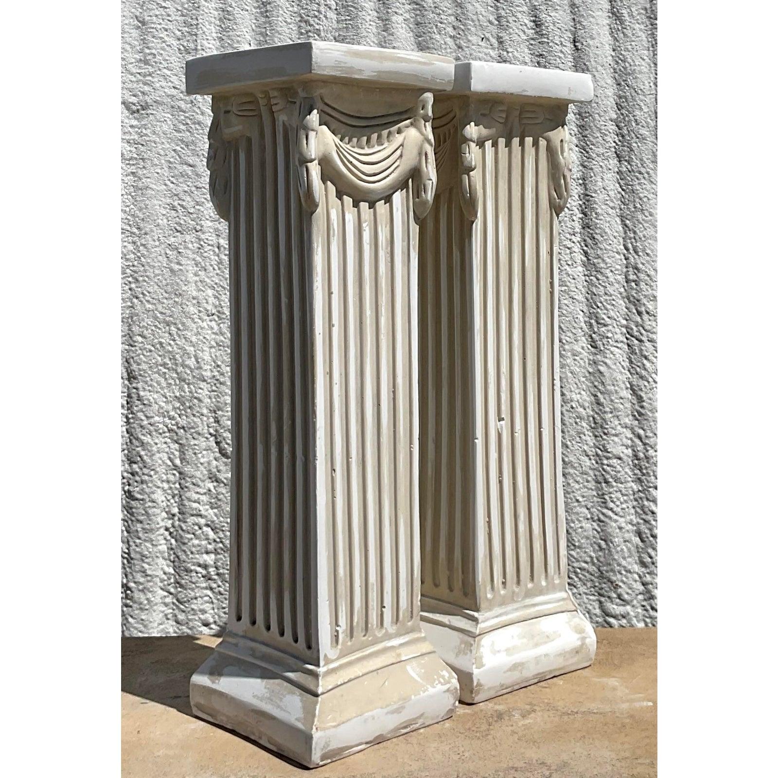 Plâtre Pédestal vintage Boho en plâtre moulé sur colonne en Wood - une paire en vente