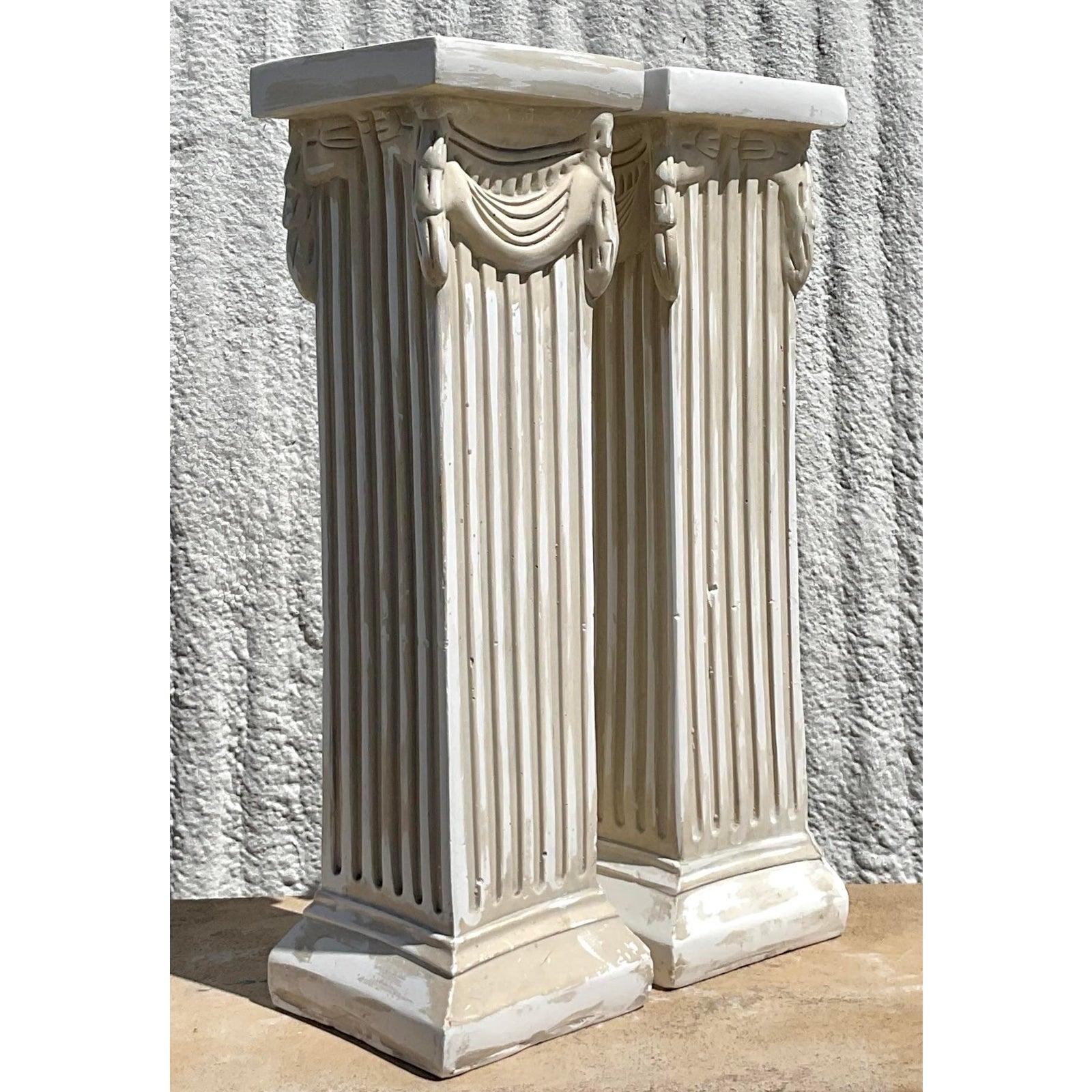 Pédestal vintage Boho en plâtre moulé sur colonne en Wood - une paire en vente 1