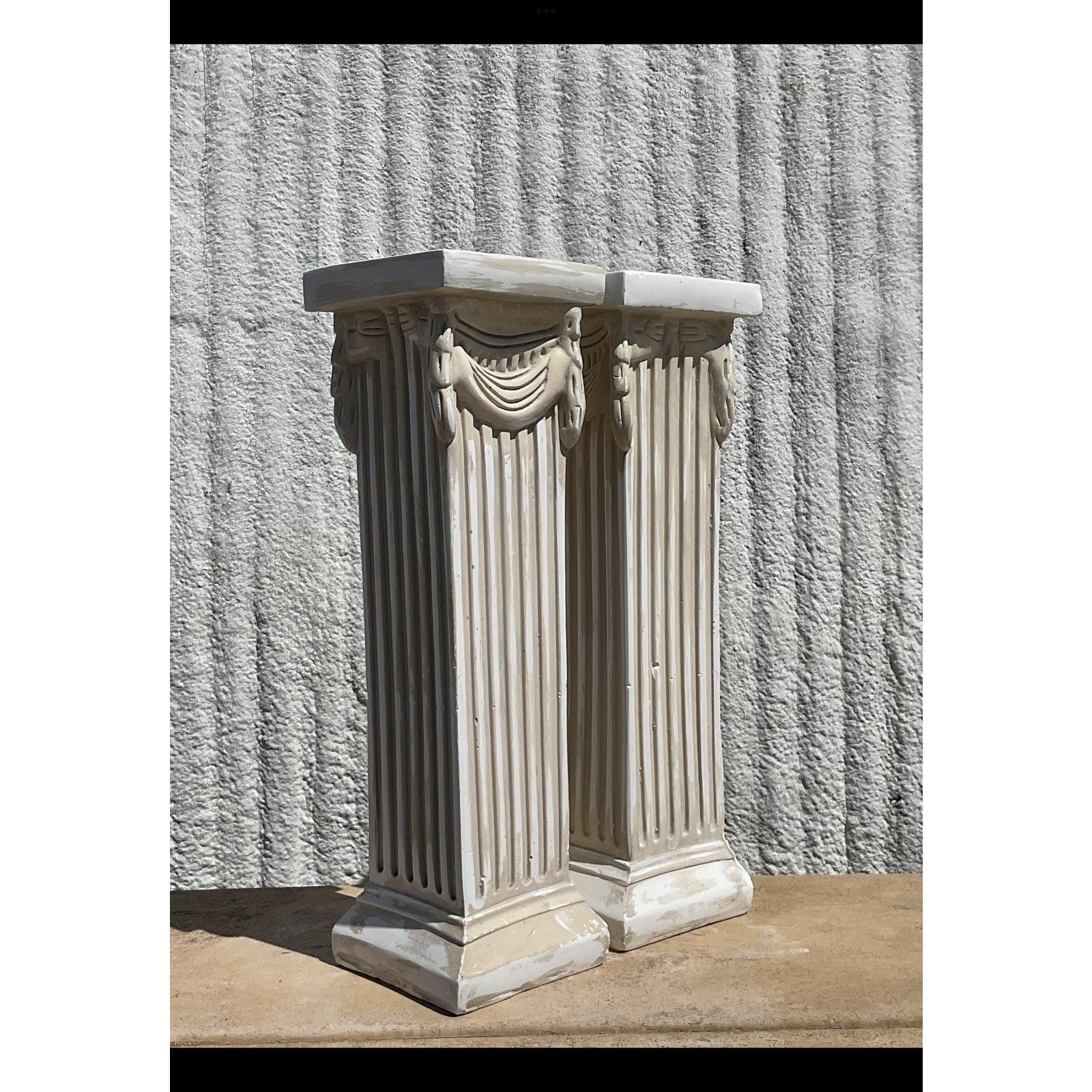 Pédestal vintage Boho en plâtre moulé sur colonne en Wood - une paire en vente 2