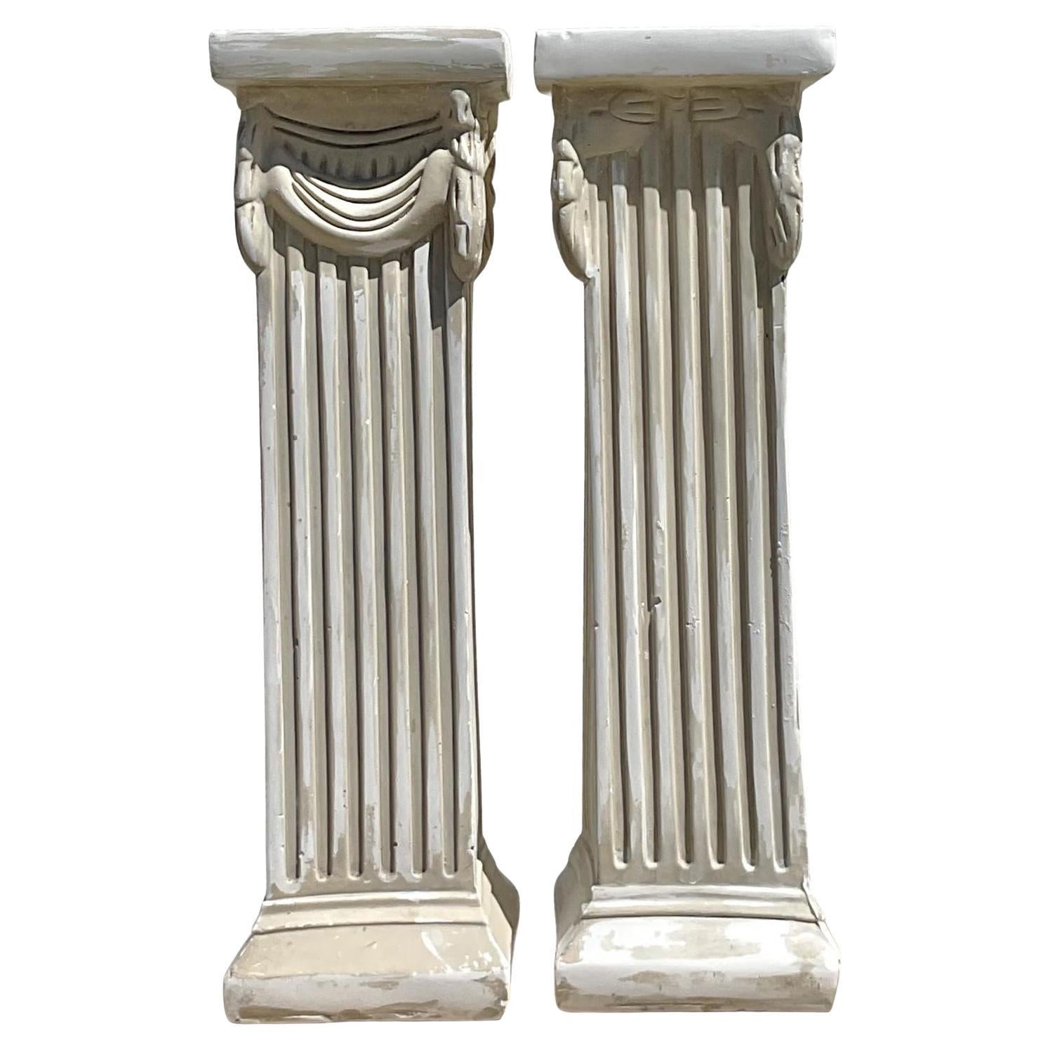 Pédestal vintage Boho en plâtre moulé sur colonne en Wood - une paire en vente