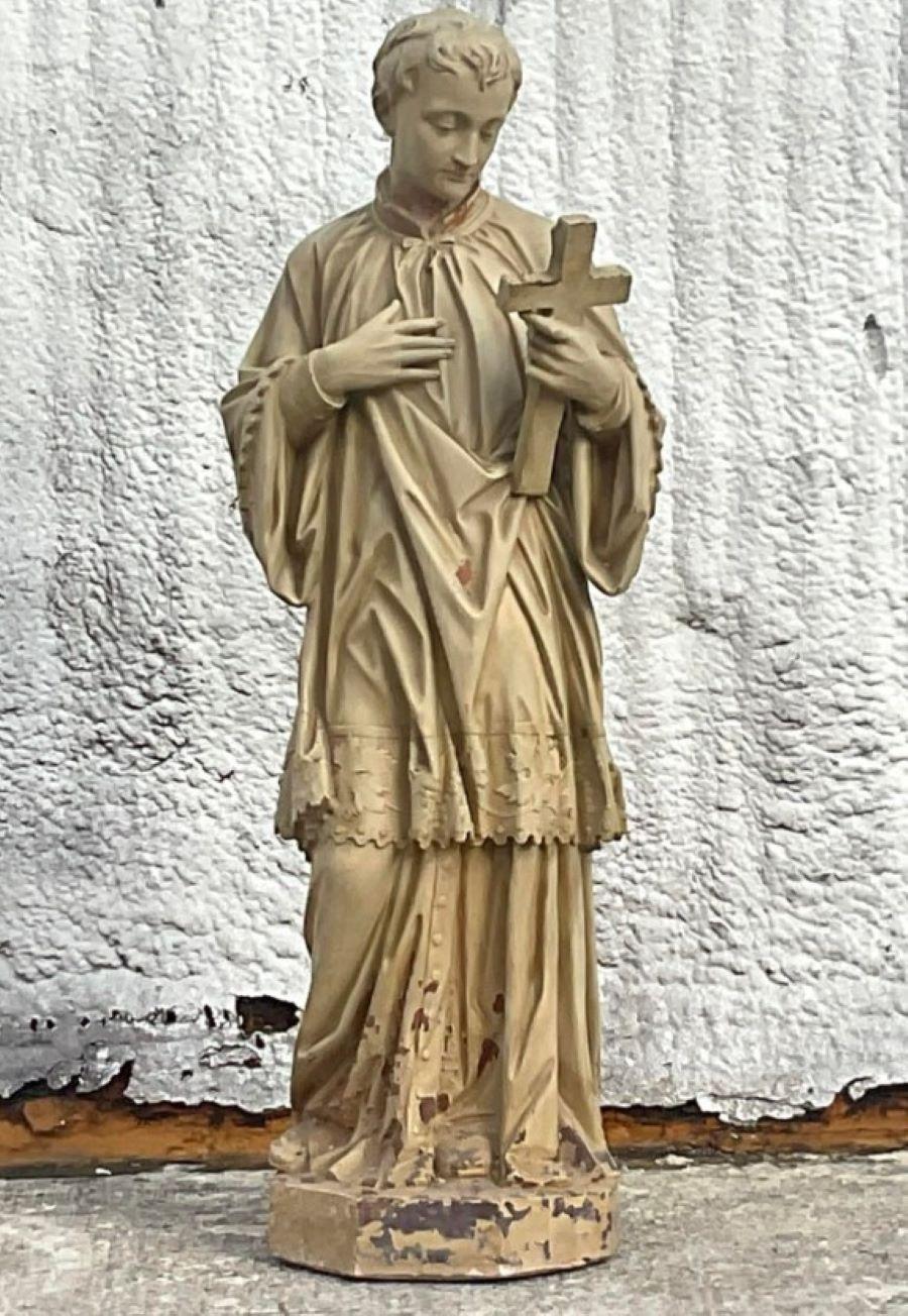 Eine schöne Boho-Gips-Skulptur. Eine realistische Komposition mit schönen Details. Das Bildnis des Heiligen Aloysius Gonzaga. Eine schöne all over Patina von Zeit. Erworben aus einem Nachlass in Palm Beach