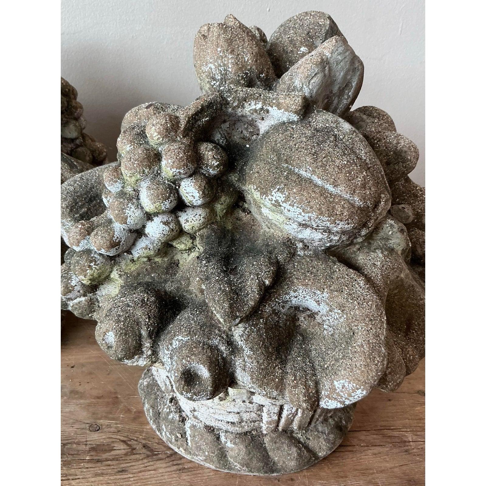 Rustico Topiario di frutta in resina fusa vintage Boho - Una coppia in vendita