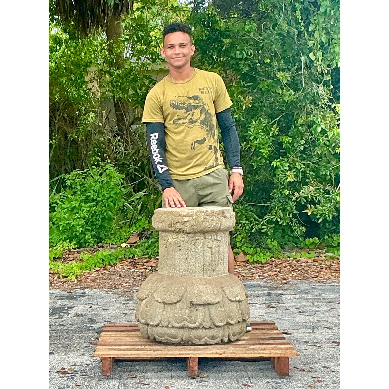 Vintage Boho Cast Stone Pedestal (amerikanisch) im Angebot