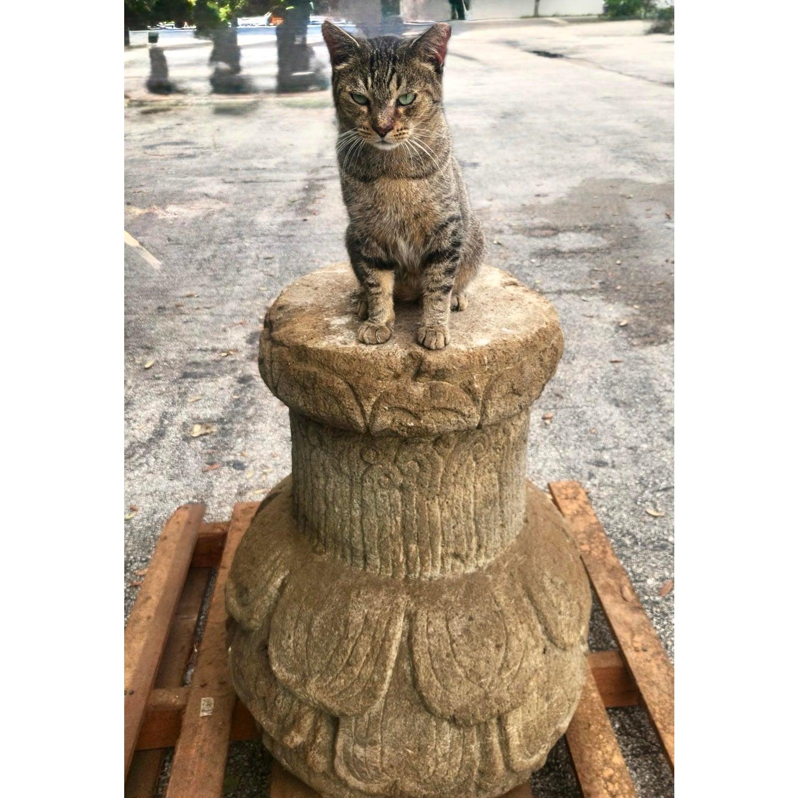 Vintage Boho Cast Stone Pedestal (Stein) im Angebot