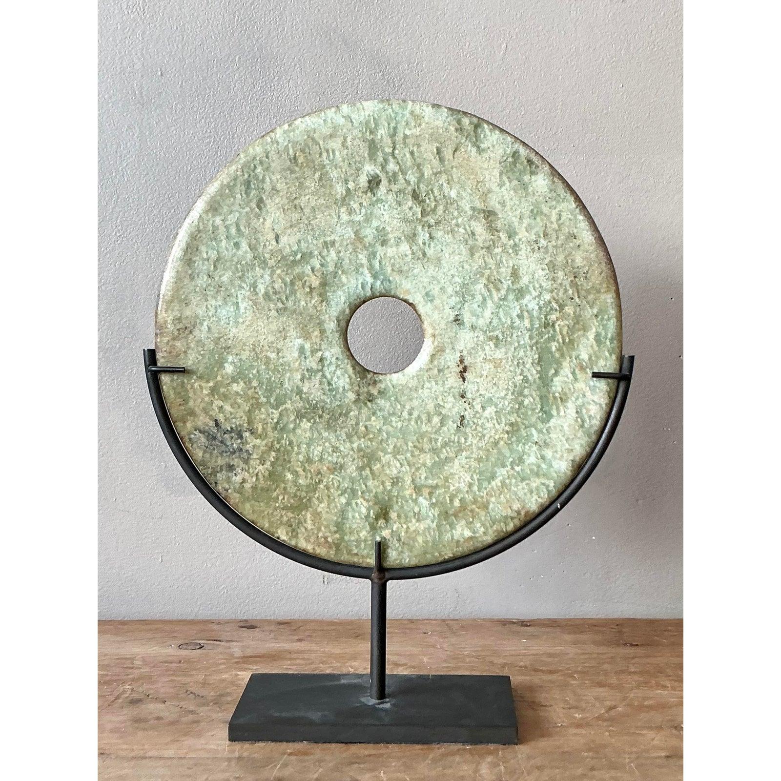 Ispirata all'intramontabile forma cinese del bi-disco, questa scultura vintage da tavolo conferisce una tranquilla eleganza e una consistenza organica a qualsiasi spazio. La pietra modellata a mano presenta una morbida tavolozza celadon con