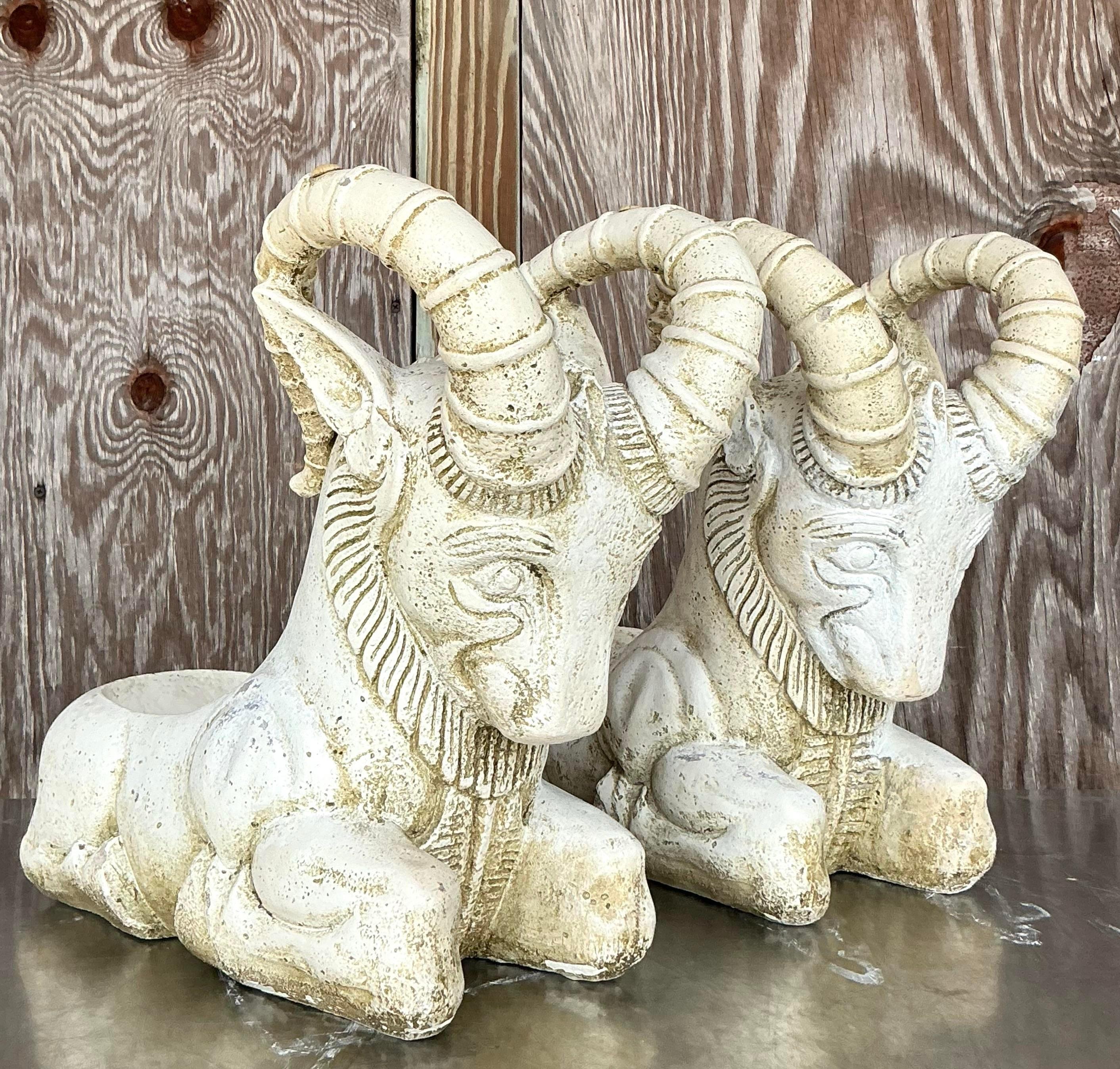 Rustique Paire de jardinières à tête de bélier en ciment Boho Vintage en vente