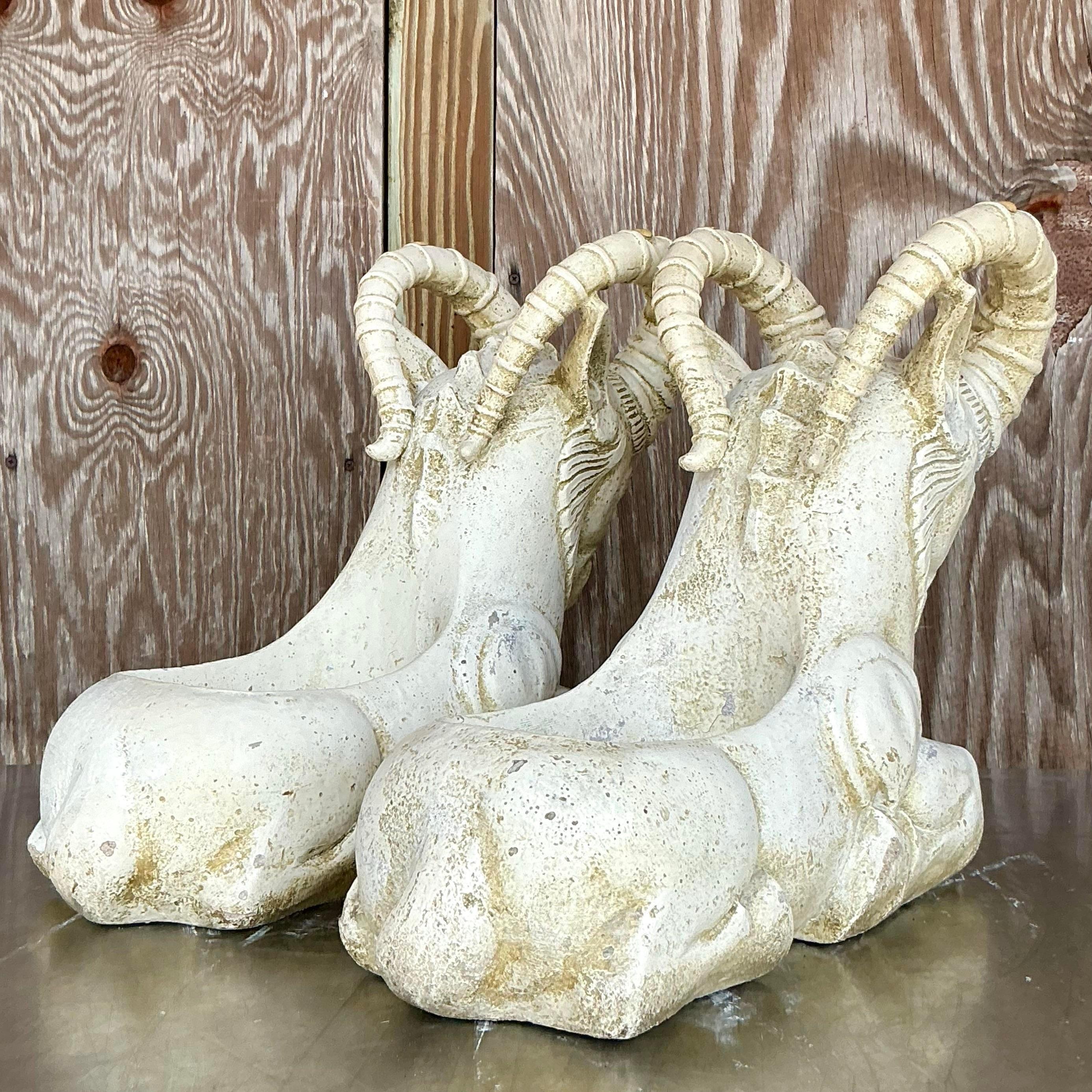 Américain Paire de jardinières à tête de bélier en ciment Boho Vintage en vente