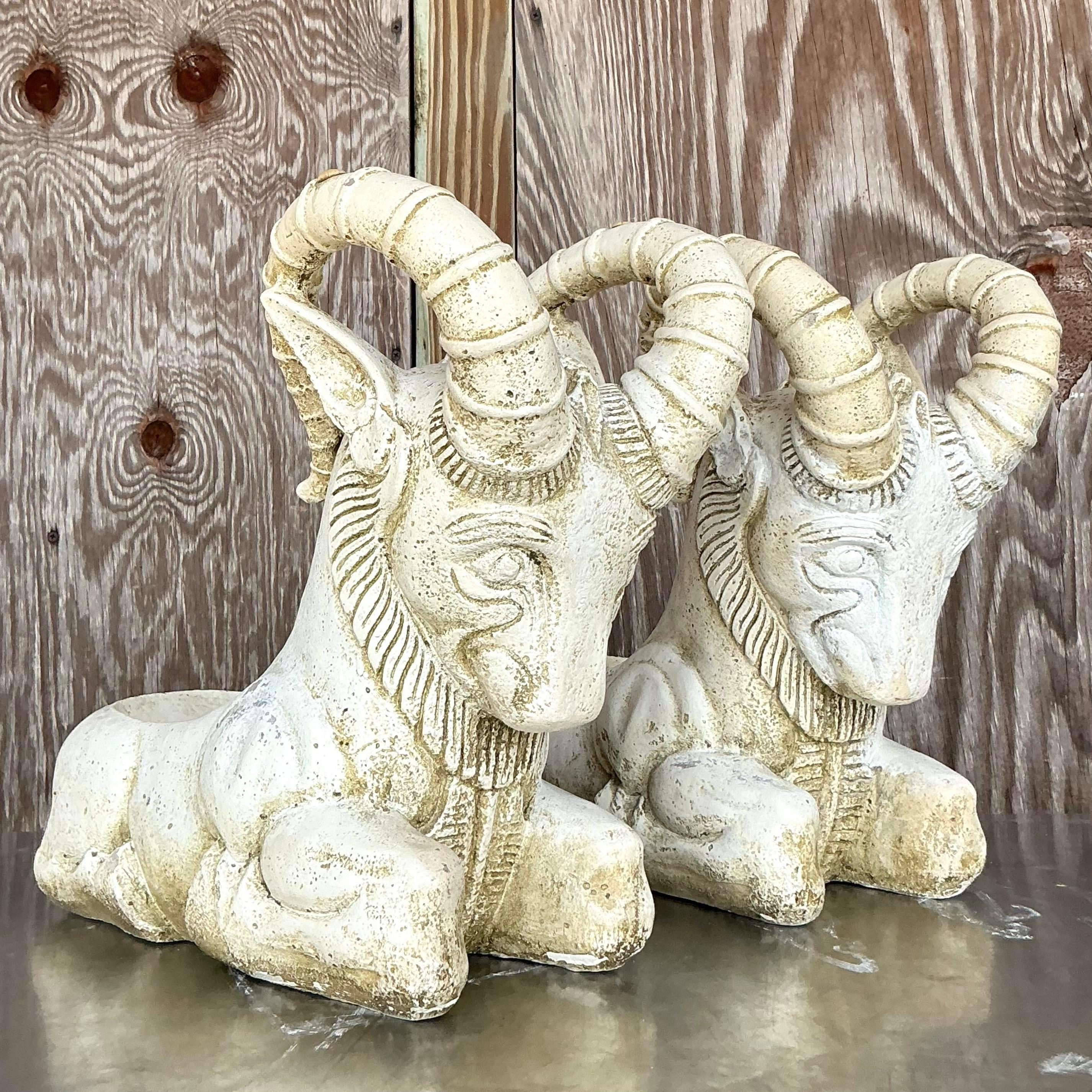 20ième siècle Paire de jardinières à tête de bélier en ciment Boho Vintage en vente