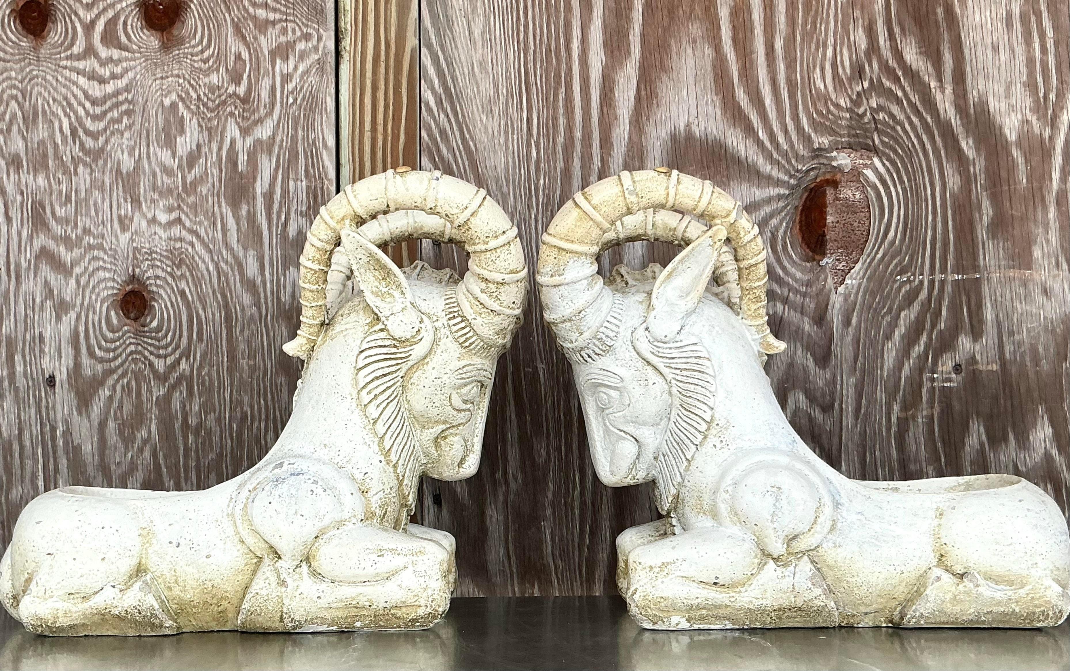 Béton Paire de jardinières à tête de bélier en ciment Boho Vintage en vente