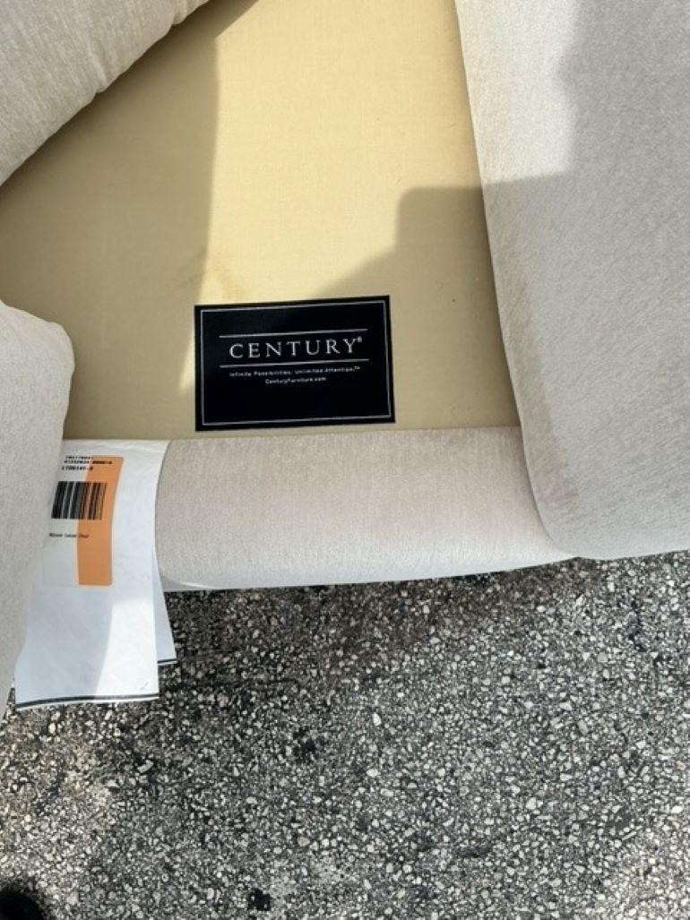 Ajoutez une touche d'élégance rétro avec cette paire de chaises pivotantes Vintage By By 'Allison'. Ces chaises élégantes allient une ambiance bohème décontractée à un design élégant du milieu du siècle, avec des courbes douces, des accoudoirs