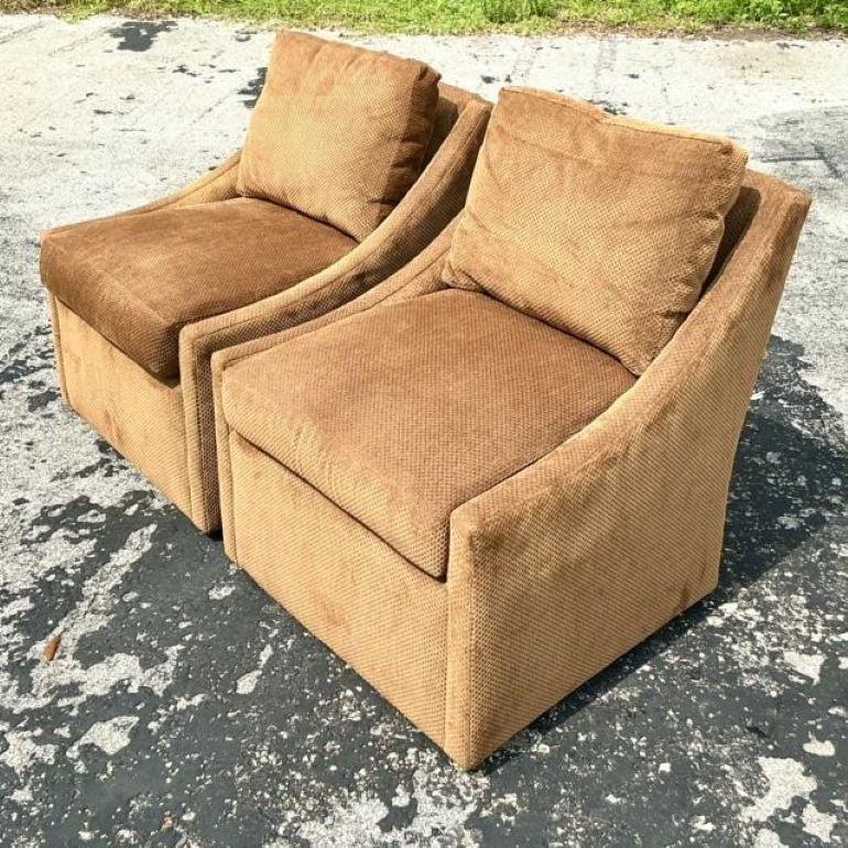 Eleva il tuo spazio con questa splendida coppia di sedie girevoli con bracci in pendenza vintage Boho Century. Queste bellezze senza tempo sono caratterizzate da eleganti bracci inclinati e da una base girevole unica, che unisce il fascino retrò al
