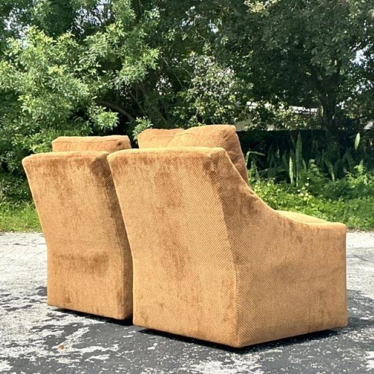 Sedie girevoli con bracci in pendenza vintage del secolo Boho - una coppia in vendita 1